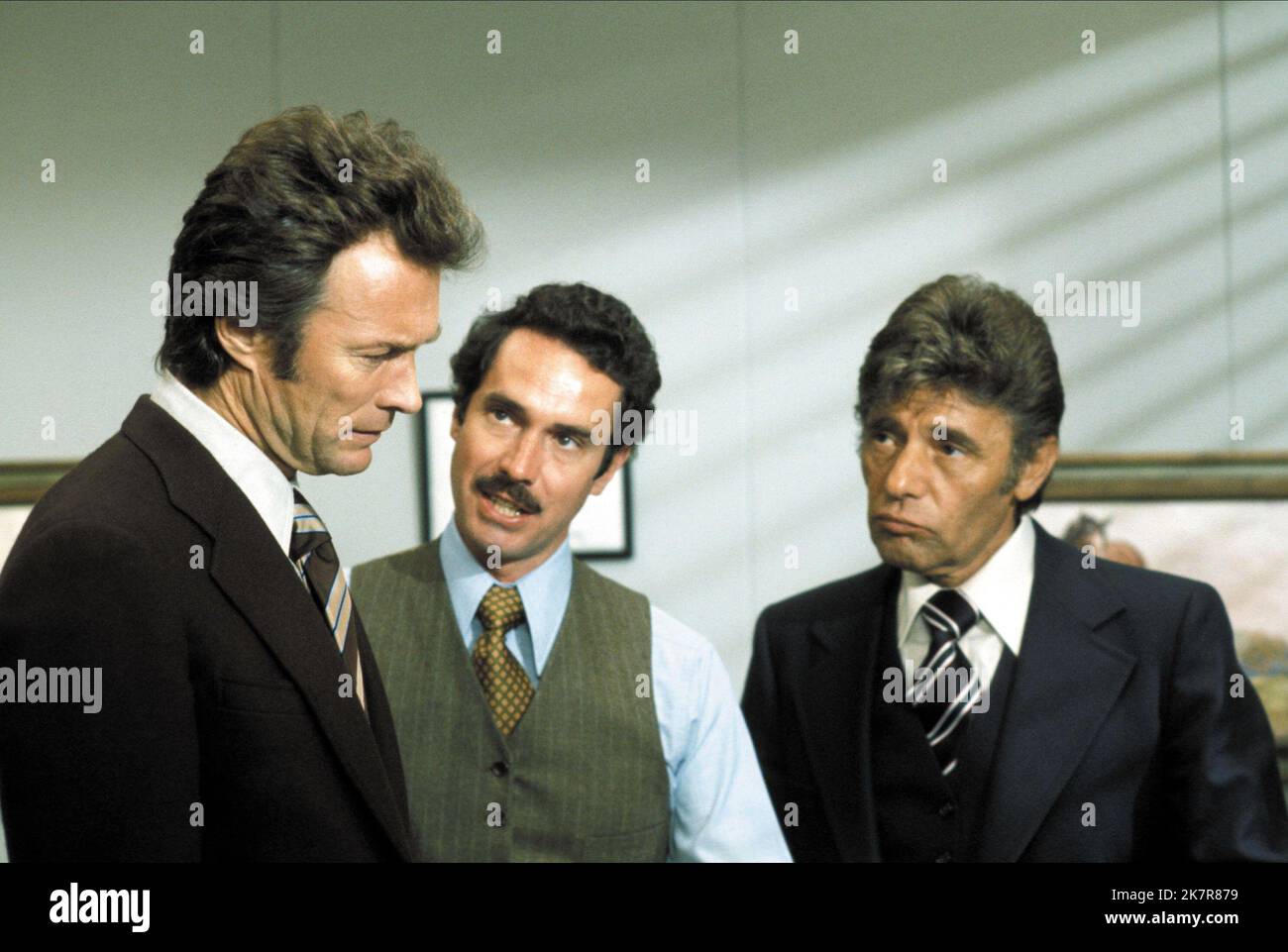 Clint Eastwood, Bradford Dillman & Harry Guardino film: The Enforcer; Dirty Harry 3: The Enforcer (USA 1976) personnages: Harry Callahan, Capt McKay, Lt. Bressler Directeur: James Fargo 22 décembre 1976 **AVERTISSEMENT** cette photographie est à usage éditorial exclusif et est le copyright de WARNER BROS. Et/ou le photographe désigné par la Société de film ou de production et ne peut être reproduit que par des publications en conjonction avec la promotion du film ci-dessus. Crédit obligatoire pour WARNER BROS. est obligatoire. Le photographe doit également être crédité lorsqu'il est connu. Aucune utilisation commerciale ne peut être accordée sans Banque D'Images