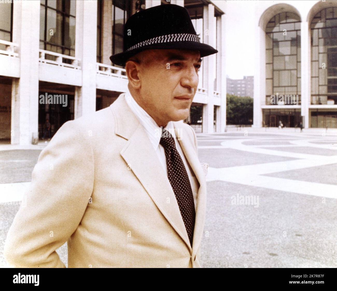 Telly Savalas Television : Kojak (TV-Serie) personnages : Lt. Theo Kojak USA 1973-1978, 24 octobre 1973 **AVERTISSEMENT** cette photographie est réservée à un usage éditorial et est protégée par les droits d'auteur de CBS et/ou du photographe désigné par The film or production Company et ne peut être reproduite que par des publications en liaison avec la promotion du film ci-dessus. Un crédit obligatoire à CBS est requis. Le photographe doit également être crédité lorsqu'il est connu. Aucune utilisation commerciale ne peut être accordée sans autorisation écrite de The film Company. Banque D'Images Telly Savalas Television : Kojak (TV-Serie) personnages : Lt. Theo Kojak USA 1973-1978, 24 octobre 1973 **AVERTISSEMENT** cette photographie est réservée à un usage éditorial et est protégée par les droits d'auteur de CBS et/ou du photographe désigné par The film or production Company et ne peut être reproduite que par des publications en liaison avec la promotion du film ci-dessus. Un crédit obligatoire à CBS est requis. Le photographe doit également être crédité lorsqu'il est connu. Aucune utilisation commerciale ne peut être accordée sans autorisation écrite de The film Company. Banque D'Images