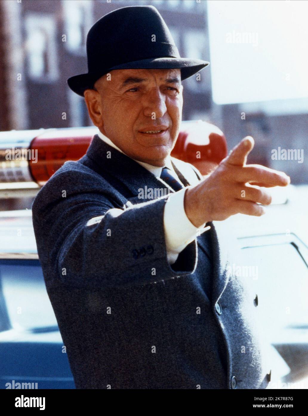 Telly Savalas Television : Kojak (TV-Serie) personnages : Lt. Theo Kojak USA 1973-1978, 24 octobre 1973 **AVERTISSEMENT** cette photographie est réservée à un usage éditorial et est protégée par les droits d'auteur de CBS et/ou du photographe désigné par The film or production Company et ne peut être reproduite que par des publications en liaison avec la promotion du film ci-dessus. Un crédit obligatoire à CBS est requis. Le photographe doit également être crédité lorsqu'il est connu. Aucune utilisation commerciale ne peut être accordée sans autorisation écrite de The film Company. Banque D'Images Telly Savalas Television : Kojak (TV-Serie) personnages : Lt. Theo Kojak USA 1973-1978, 24 octobre 1973 **AVERTISSEMENT** cette photographie est réservée à un usage éditorial et est protégée par les droits d'auteur de CBS et/ou du photographe désigné par The film or production Company et ne peut être reproduite que par des publications en liaison avec la promotion du film ci-dessus. Un crédit obligatoire à CBS est requis. Le photographe doit également être crédité lorsqu'il est connu. Aucune utilisation commerciale ne peut être accordée sans autorisation écrite de The film Company. Banque D'Images