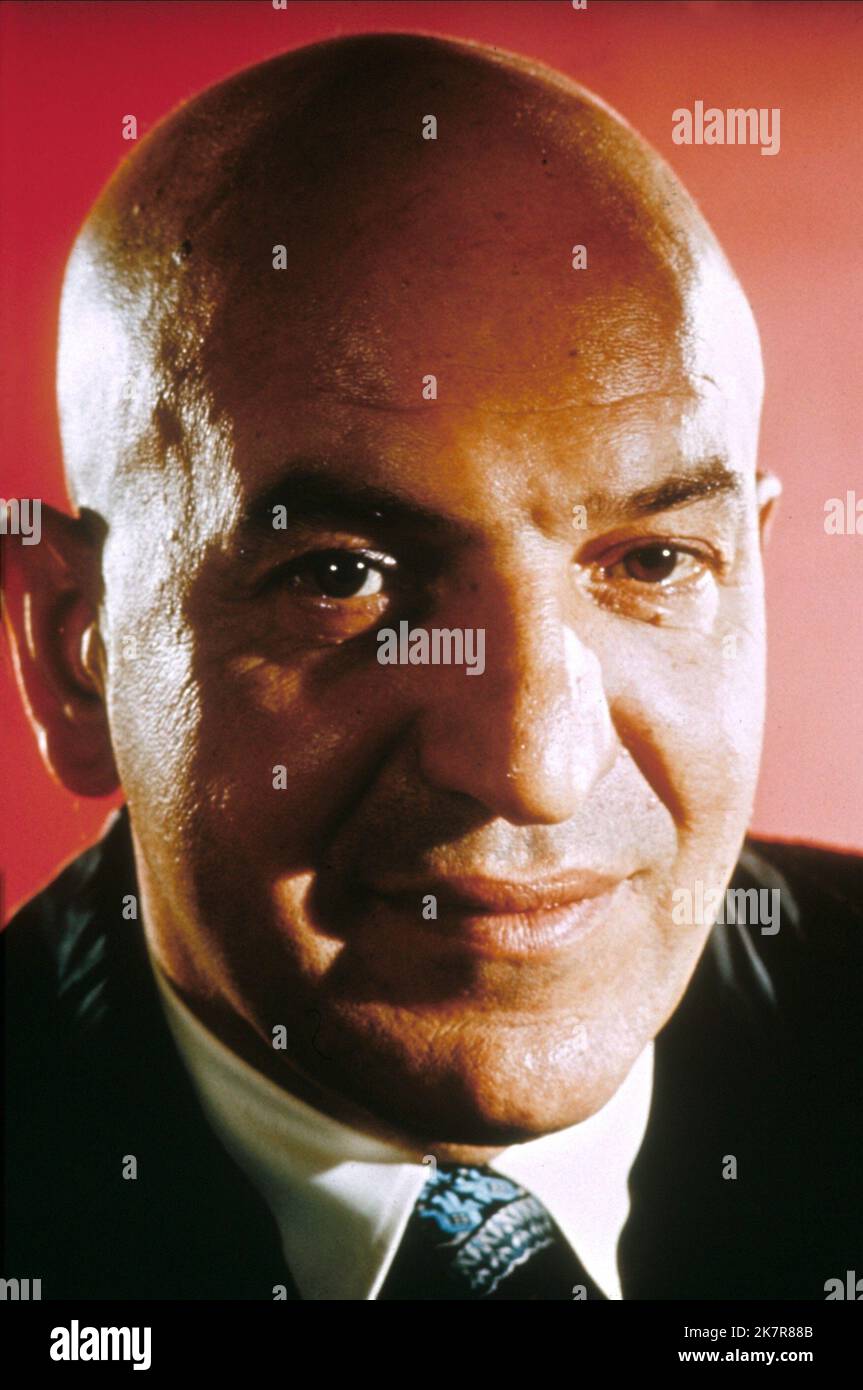 Telly Savalas Television : Kojak (TV-Serie) personnages : Lt. Theo Kojak USA 1973-1978, 24 octobre 1973 **AVERTISSEMENT** cette photographie est réservée à un usage éditorial et est protégée par les droits d'auteur de CBS et/ou du photographe désigné par The film or production Company et ne peut être reproduite que par des publications en liaison avec la promotion du film ci-dessus. Un crédit obligatoire à CBS est requis. Le photographe doit également être crédité lorsqu'il est connu. Aucune utilisation commerciale ne peut être accordée sans autorisation écrite de The film Company. Banque D'Images Telly Savalas Television : Kojak (TV-Serie) personnages : Lt. Theo Kojak USA 1973-1978, 24 octobre 1973 **AVERTISSEMENT** cette photographie est réservée à un usage éditorial et est protégée par les droits d'auteur de CBS et/ou du photographe désigné par The film or production Company et ne peut être reproduite que par des publications en liaison avec la promotion du film ci-dessus. Un crédit obligatoire à CBS est requis. Le photographe doit également être crédité lorsqu'il est connu. Aucune utilisation commerciale ne peut être accordée sans autorisation écrite de The film Company. Banque D'Images