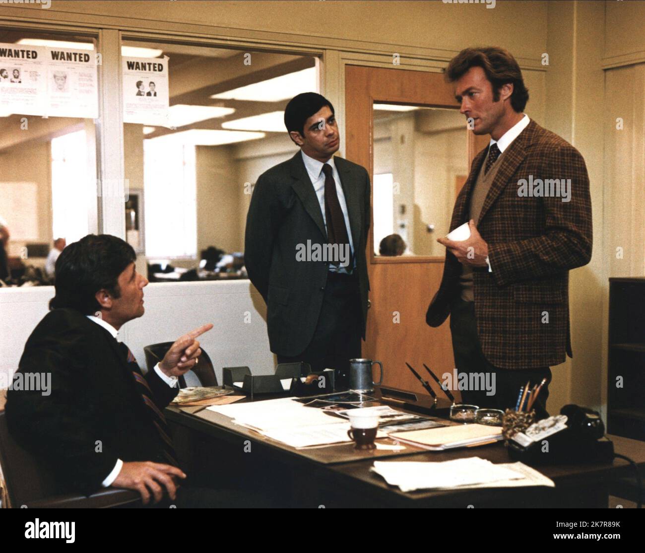 Harry Guardino, Reni Santoni & Clint Eastwood film: Dirty Harry (USA 1971) personnages: Lt. Al Bressler, insp. Chico Gonzalez, insp. Harry Callahan Directeur: Don Siegel 22 décembre 1971 **AVERTISSEMENT** cette photo est destinée à un usage éditorial exclusif et est le copyright de WARNER BROS. Et/ou le photographe désigné par la Société de film ou de production et ne peut être reproduit que par des publications en conjonction avec la promotion du film ci-dessus. Crédit obligatoire pour WARNER BROS. est obligatoire. Le photographe doit également être crédité lorsqu'il est connu. Aucune utilisation commerciale ne peut être accordée sans autorisation écrite Banque D'Images