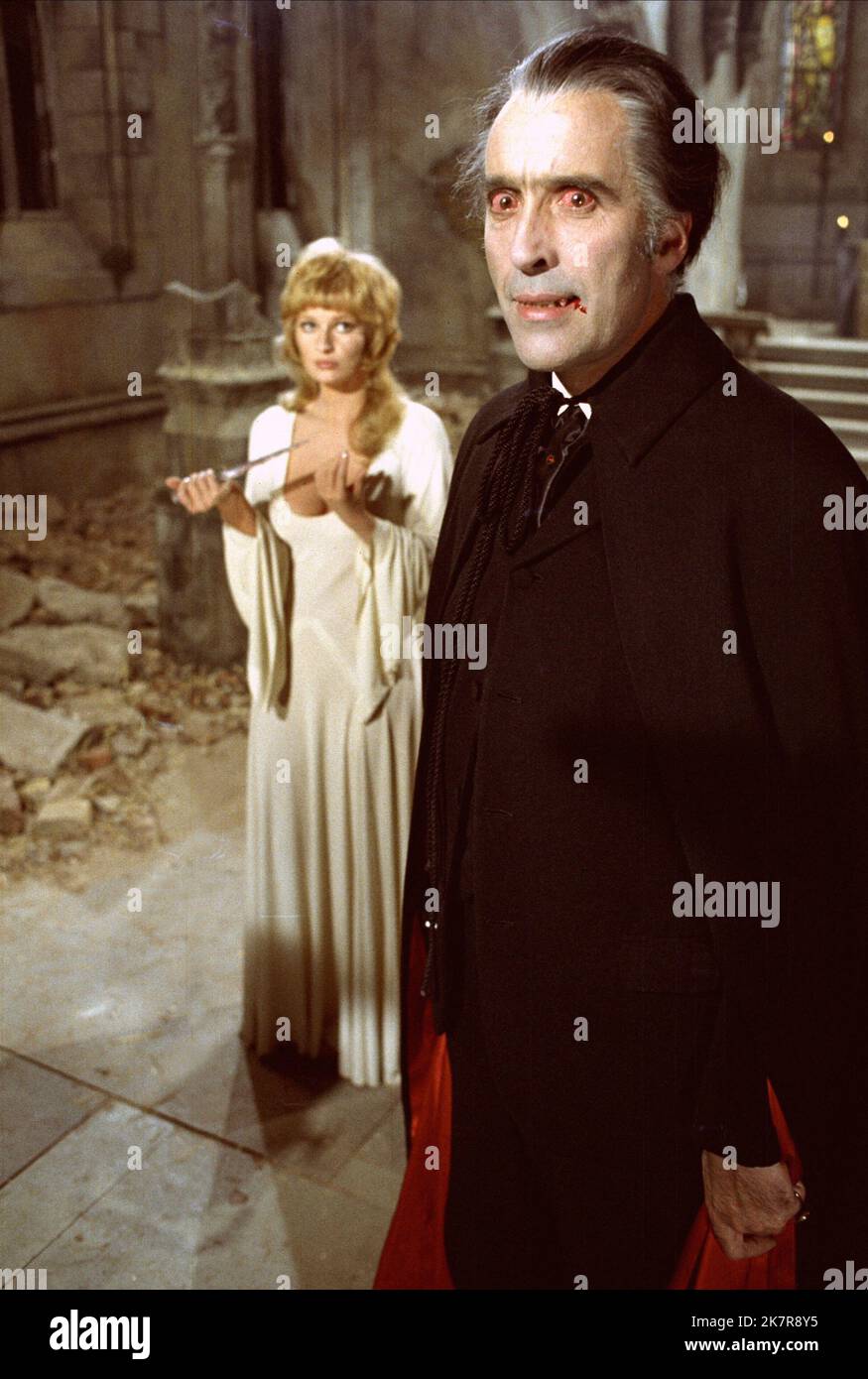 Stephanie Beacham & Christopher Lee film Dracula A.D. 1972 (1972) personnages : Jessica Van Helsing, Count Dracula réalisateur : Alan Gibson 26 juin 1972 **AVERTISSEMENT** cette photographie est à usage éditorial exclusif et est la propriété de HAMMER film et/ou du photographe assigné par la société de production et ne peut être reproduite que par des publications en liaison avec la promotion du film ci-dessus. Un crédit obligatoire pour HAMMER film est requis. Le photographe doit également être crédité lorsqu'il est connu. Aucune utilisation commerciale ne peut être accordée sans autorisation écrite de The film Company. Banque D'Images