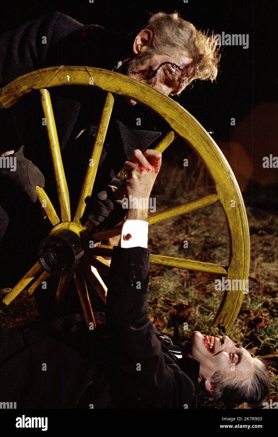 Peter Cushing & Christopher Lee film Dracula A.D. 1972 (1972) personnages : Professeur Van Helsing, Comte Dracula réalisateur : Alan Gibson 26 juin 1972 **AVERTISSEMENT** cette photographie est à usage éditorial exclusif et est la propriété de HAMMER film et/ou du photographe assigné par le film ou la société de production et ne peut être reproduite que par des publications en liaison avec la promotion du film ci-dessus. Un crédit obligatoire pour HAMMER film est requis. Le photographe doit également être crédité lorsqu'il est connu. Aucune utilisation commerciale ne peut être accordée sans autorisation écrite de The film Company. Banque D'Images