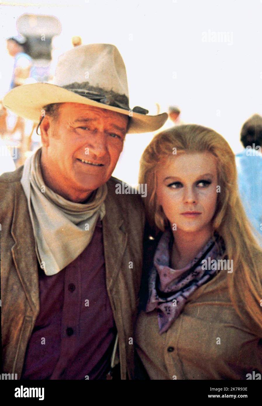 John Wayne & Ann-Margret film The train Robbers (USA 1973) personnages : Lane & MRS Lowe réalisateur : Burt Kennedy 07 février 1973 **AVERTISSEMENT** cette photographie est à usage éditorial seulement et est la propriété de BATJAC PRODUCTIONS et/ou du photographe assigné par The film or production Company et ne peut être reproduite que par des publications en liaison avec la promotion du film ci-dessus. Un crédit obligatoire à BATJAC PRODUCTIONS est requis. Le photographe doit également être crédité lorsqu'il est connu. Aucune utilisation commerciale ne peut être accordée sans autorisation écrite de The film Company. Banque D'Images
