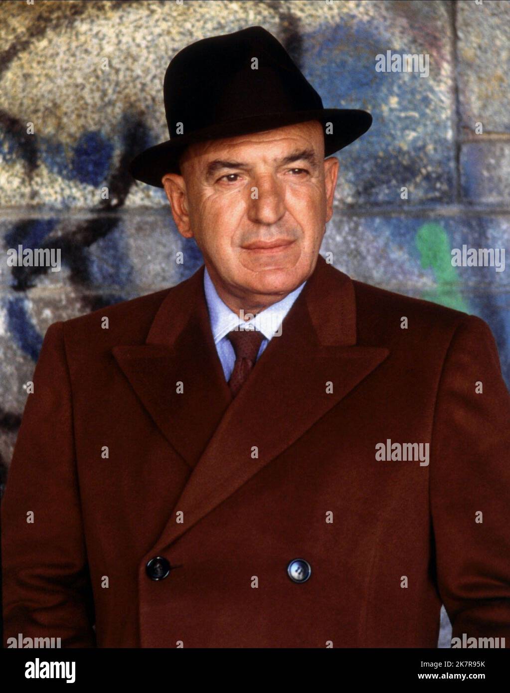 Telly Savalas Television : Kojak (TV-Serie) personnages : LIEUTENANT THEO KOJAK USA 1973-1978, 24 octobre 1973 **AVERTISSEMENT** cette photographie est à usage éditorial exclusif et est protégée par les droits d'auteur de CBS et/ou du photographe désigné par le film ou la société de production et ne peut être reproduite que par des publications en liaison avec la promotion du film ci-dessus. Un crédit obligatoire à CBS est requis. Le photographe doit également être crédité lorsqu'il est connu. Aucune utilisation commerciale ne peut être accordée sans autorisation écrite de The film Company. Banque D'Images Telly Savalas Television : Kojak (TV-Serie) personnages : LIEUTENANT THEO KOJAK USA 1973-1978, 24 octobre 1973 **AVERTISSEMENT** cette photographie est à usage éditorial exclusif et est protégée par les droits d'auteur de CBS et/ou du photographe désigné par le film ou la société de production et ne peut être reproduite que par des publications en liaison avec la promotion du film ci-dessus. Un crédit obligatoire à CBS est requis. Le photographe doit également être crédité lorsqu'il est connu. Aucune utilisation commerciale ne peut être accordée sans autorisation écrite de The film Company. Banque D'Images