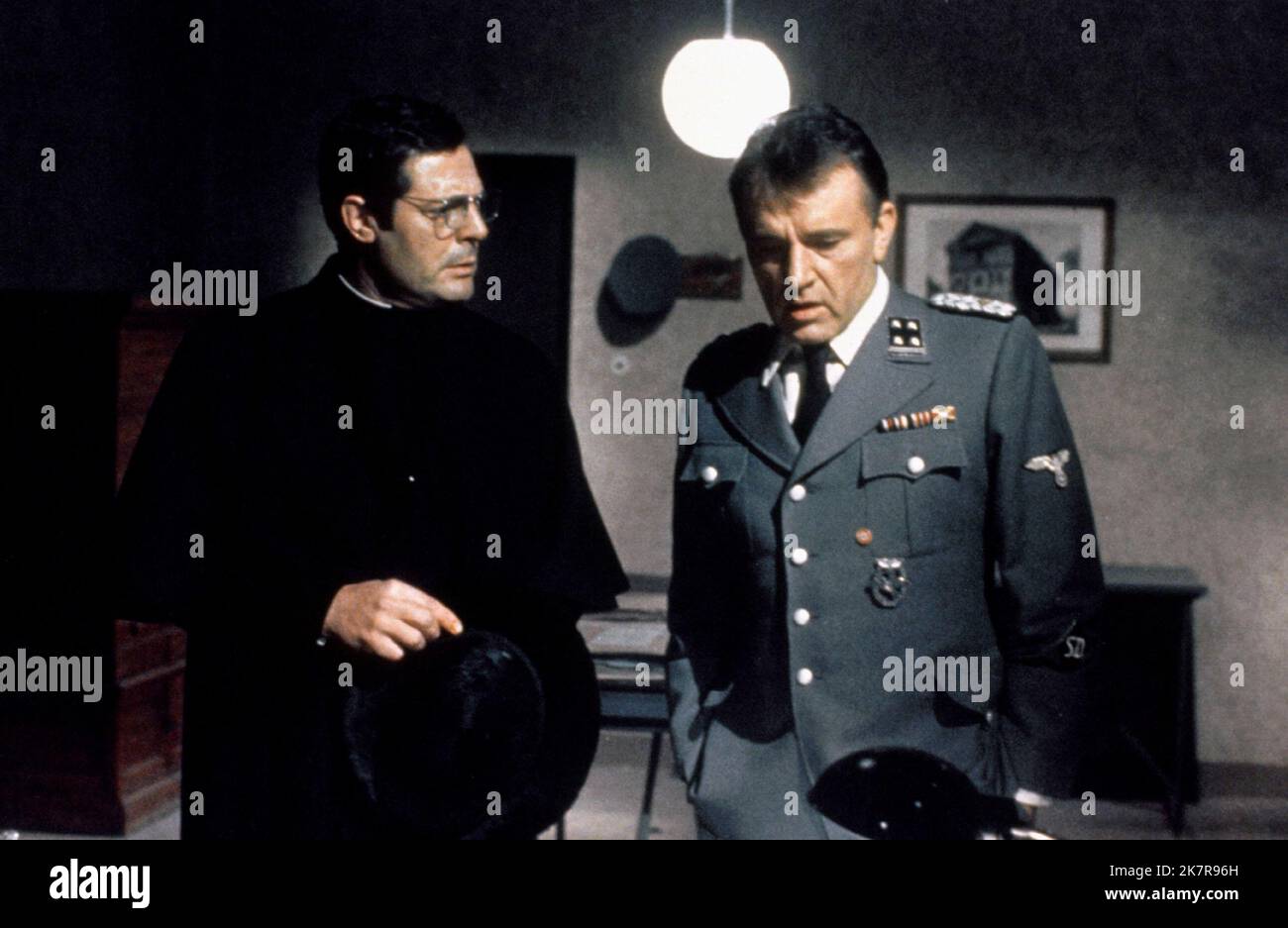 Marcello Mastroianni & Richard Burton film: Massacre à Rome; Rappresaglia (1971) personnages: Père Pietro Antonelli, lieutenant-colonel Herbert Kappler Directeur: George P. Cosmatos 04 octobre 1973 **AVERTISSEMENT** cette photographie est destinée à un usage éditorial exclusif et est le droit d'auteur de FIDUCIAIRE et/ou du photographe assigné par la Société de film ou de production et ne peut être reproduite que par des publications dans le cadre de la promotion du film ci-dessus. Un crédit obligatoire pour FIDUCIAIRE est requis. Le photographe doit également être crédité lorsqu'il est connu. Aucune utilisation commerciale ne peut être accordée sans autorisation écrite Banque D'Images