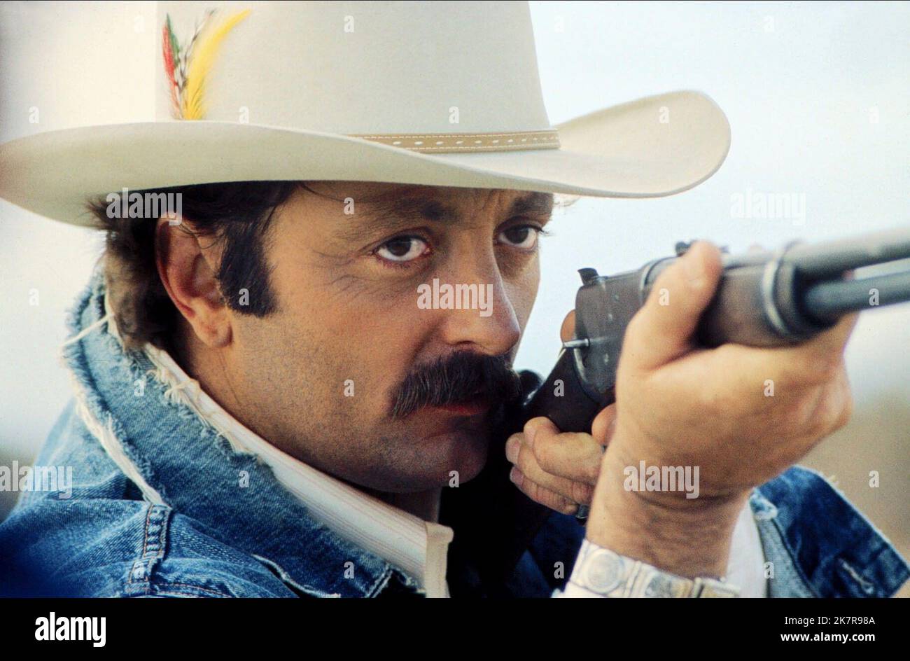 James Mitchum film Trackdown ; (1976) personnages : Jim Calhoun réalisateur : Richard T. Heffron 20 mai 1976 **AVERTISSEMENT** cette photographie est réservée à un usage éditorial et est la propriété d'ESSANESS et/ou du photographe désigné par la société de production et ne peut être reproduite que par des publications dans le cadre de la promotion du film ci-dessus. Un crédit obligatoire à ESSANESS est requis. Le photographe doit également être crédité lorsqu'il est connu. Aucune utilisation commerciale ne peut être accordée sans autorisation écrite de The film Company. Banque D'Images