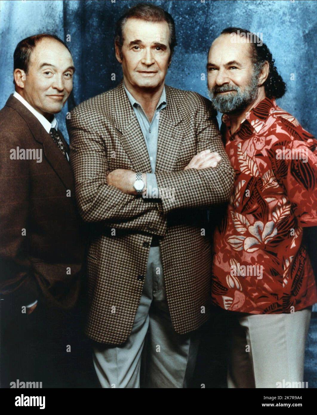 Joe Santos, James Garner & Stuart Margolin Television: The Rockford Files (TV-Serie) personnages: Police Det. Dennis Becker, Jim Rockford et Evelyn « Angel » Martin USA 1974-1980, / 1980 13 septembre 1974 **AVERTISSEMENT** cette photographie est destinée à un usage éditorial exclusif et est protégée par les droits d'auteur de la Société du film et/ou du photographe assigné par la Société du film ou de la production et ne peut être reproduite que par des publications dans le cadre de la promotion du film ci-dessus. Un crédit obligatoire pour la société de film est requis. Le photographe doit également être crédité lorsqu'il est connu. Aucune utilisation commerciale ne peut être accordée W Banque D'Images