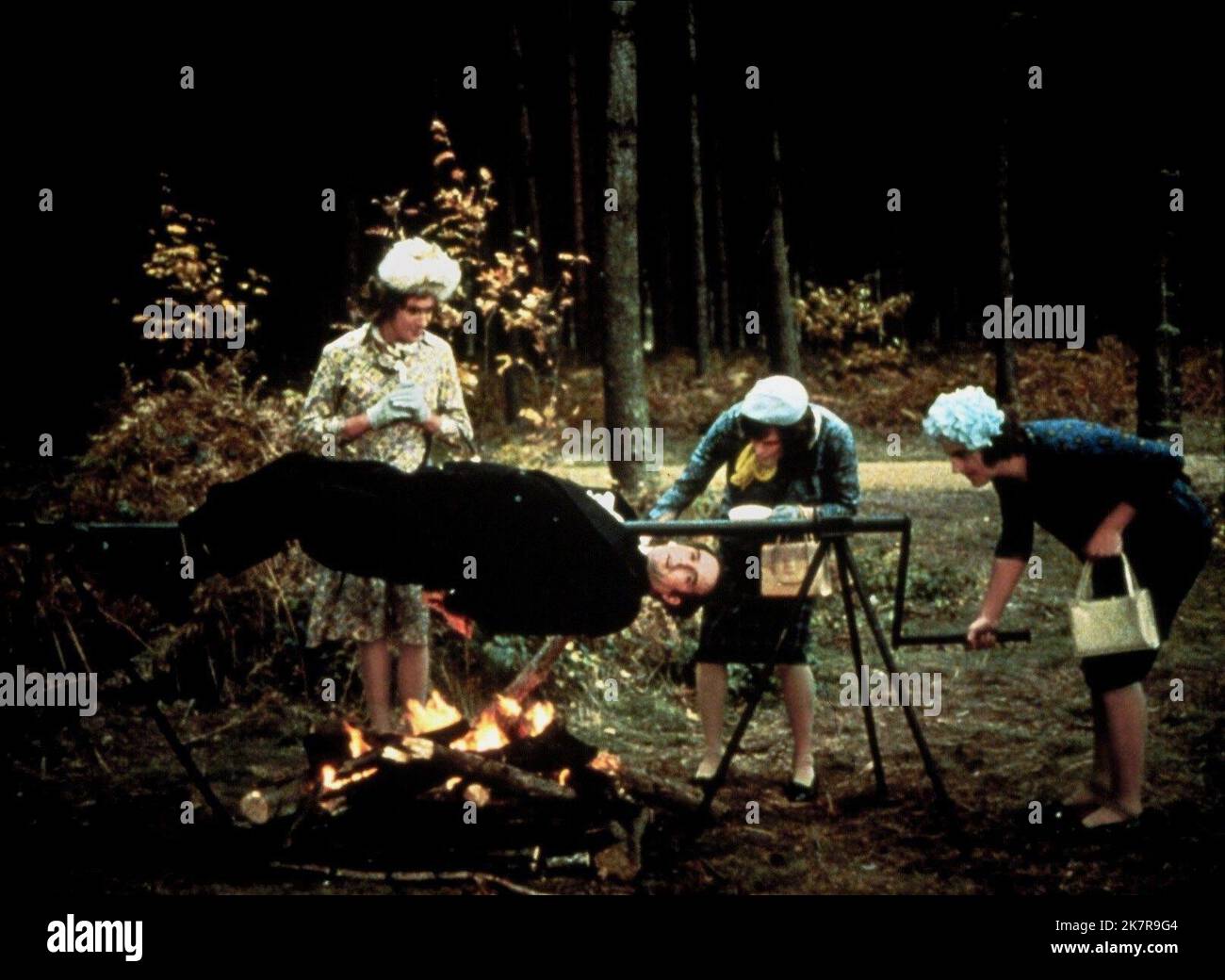 Eric Idle, John Cleese, Terry Gilliam & Terry Jones film: Et maintenant pour quelque chose de complètement différent; Monty Python et maintenant pour quelque chose de complètement Diff (UK 1971) / esquisse: 'The Lumberjack Song' Director: Ian McNaughton 28 septembre 1971 **AVERTISSEMENT** cette photographie est destinée à un usage éditorial exclusif et est protégée par les droits d'auteur de COLUMBIA PICTURES et/ou du photographe attribué par la Société de film ou de production et ne peut être reproduite que par des publications en conjonction avec la promotion du film ci-dessus. Un crédit obligatoire pour LES PHOTOS DE COLUMBIA est requis. Le photographe doit également être crédité Banque D'Images Eric Idle, John Cleese, Terry Gilliam & Terry Jones film: Et maintenant pour quelque chose de complètement différent; Monty Python et maintenant pour quelque chose de complètement Diff (UK 1971) / esquisse: 'The Lumberjack Song' Director: Ian McNaughton 28 septembre 1971 **AVERTISSEMENT** cette photographie est destinée à un usage éditorial exclusif et est protégée par les droits d'auteur de COLUMBIA PICTURES et/ou du photographe attribué par la Société de film ou de production et ne peut être reproduite que par des publications en conjonction avec la promotion du film ci-dessus. Un crédit obligatoire pour LES PHOTOS DE COLUMBIA est requis. Le photographe doit également être crédité Banque D'Images
