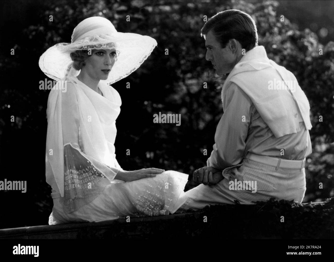 Mia Farrow & Robert Redford film: The Great Gatsby (USA 1974) personnages: Daisy Buchanan & Jay Gatsby Directeur: Jack Clayton 27 mars 1974 **AVERTISSEMENT** cette photographie est destinée à un usage éditorial exclusif et est le droit d'auteur de PARAMOUNT et/ou du photographe attribué par la Société de film ou de production et ne peut être reproduite que par des publications en conjonction avec la promotion du film ci-dessus. Un crédit obligatoire pour PARAMOUNT est requis. Le photographe doit également être crédité lorsqu'il est connu. Aucune utilisation commerciale ne peut être accordée sans l'autorisation écrite de la Société du film. Banque D'Images