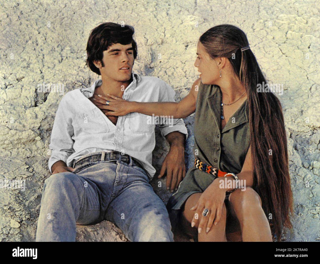 Mark Frechette & Daria Halprin film Zabriskie point (USA 1970) personnages : Mark & Daria réalisateur : Michelangelo Antonioni 09 février 1970 **AVERTISSEMENT** cette photographie est réservée à un usage éditorial et est la propriété de MGM et/ou du photographe assigné par la société de production et ne peut être reproduite que par des publications dans le cadre de la promotion du film ci-dessus. Un crédit obligatoire à MGM est requis. Le photographe doit également être crédité lorsqu'il est connu. Aucune utilisation commerciale ne peut être accordée sans autorisation écrite de The film Company. Banque D'Images