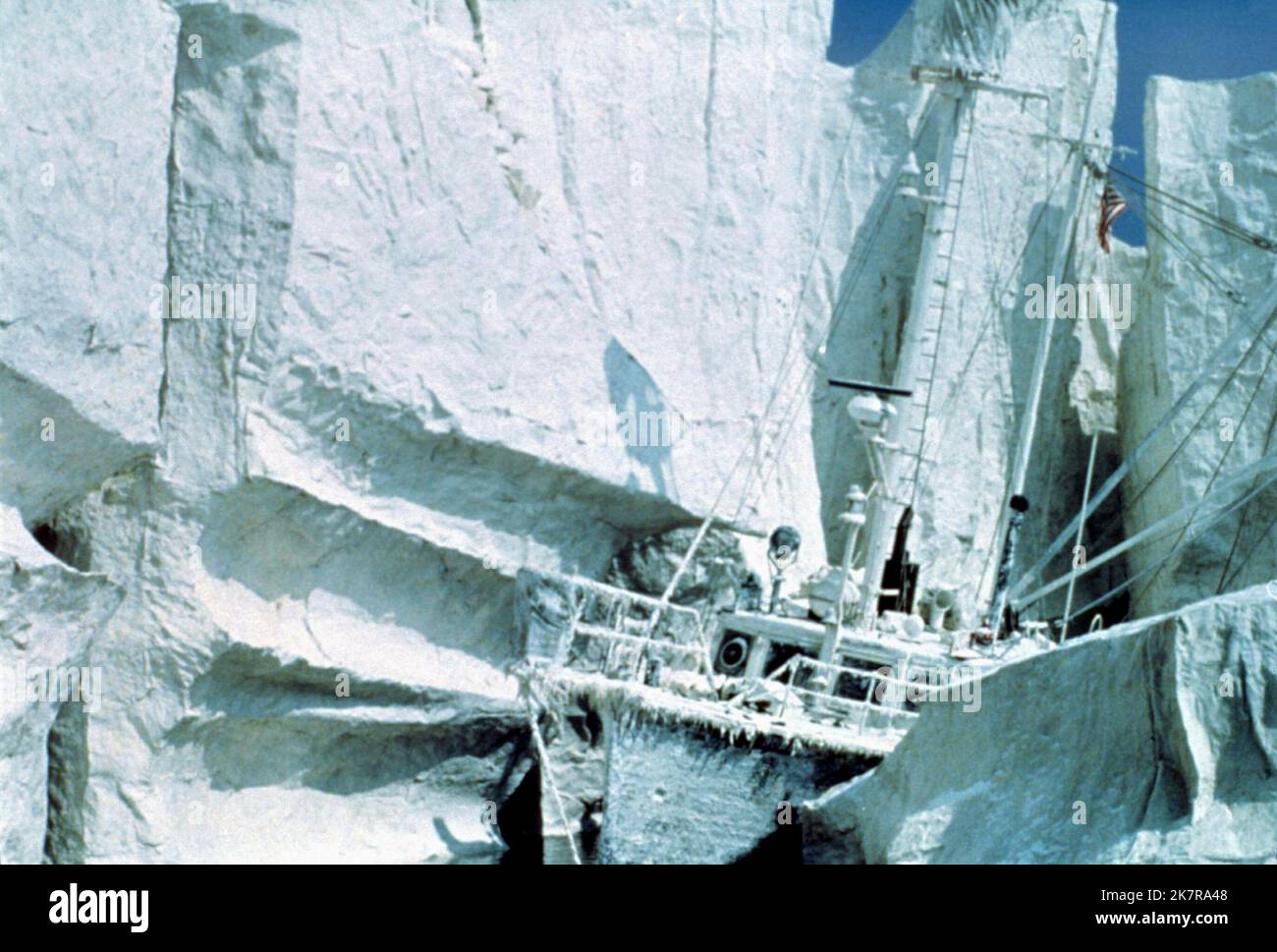 Ship & Ice Scene film Orca, The Killer Whale (1977) réalisateur : Michael Anderson 15 juillet 1977 **AVERTISSEMENT** cette photographie est destinée à un usage éditorial seulement et est la propriété de PARAMOUNT et/ou du photographe désigné par le film ou la société de production et ne peut être reproduite que par des publications en conjonction avec la promotion du film ci-dessus. Un crédit obligatoire à PARAMOUNT est requis. Le photographe doit également être crédité lorsqu'il est connu. Aucune utilisation commerciale ne peut être accordée sans autorisation écrite de The film Company. Banque D'Images