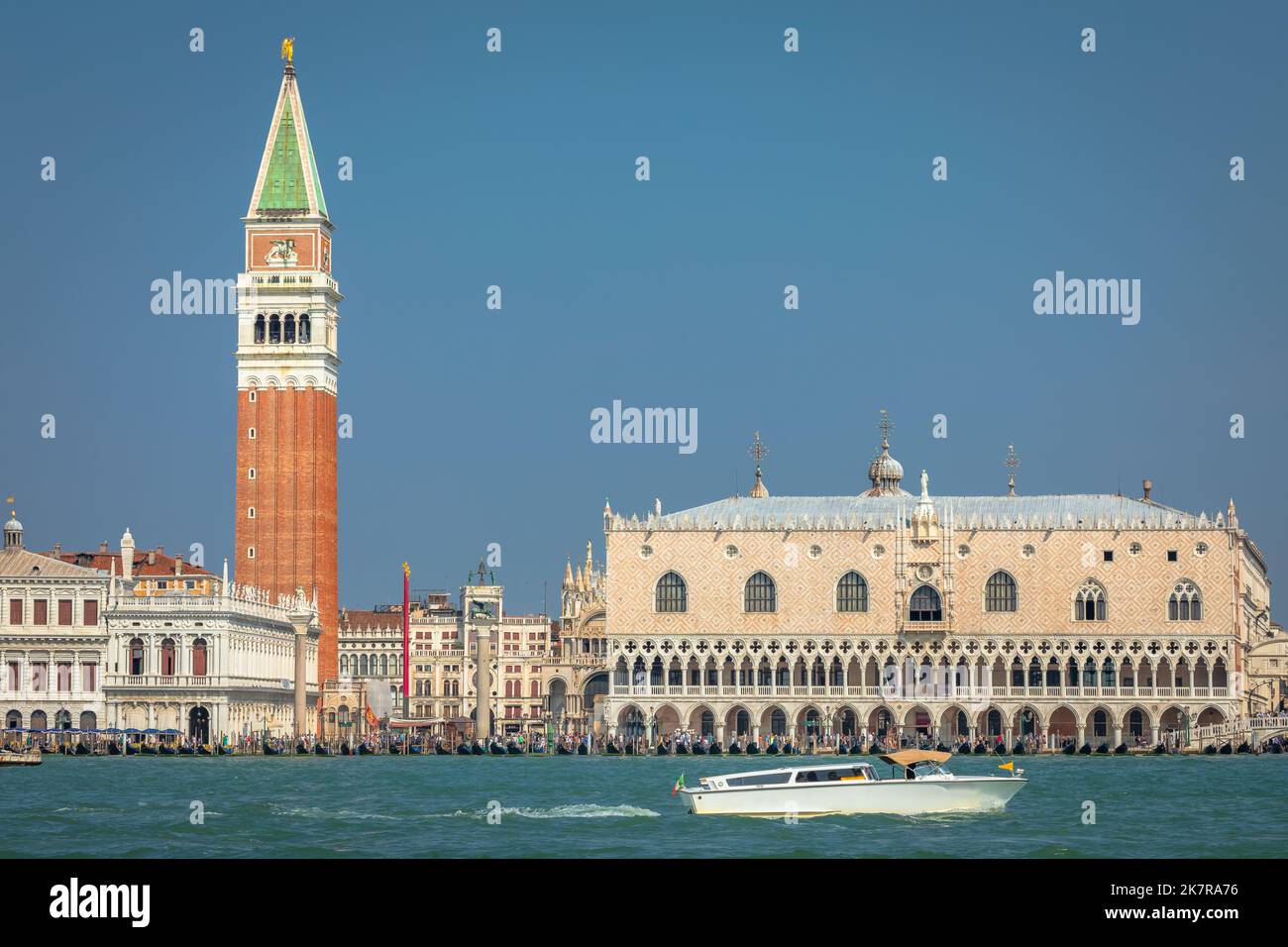 Place Saint-Marc depuis l'île de San Giorgio Maggiore et le Grand canal, Venise Banque D'Images