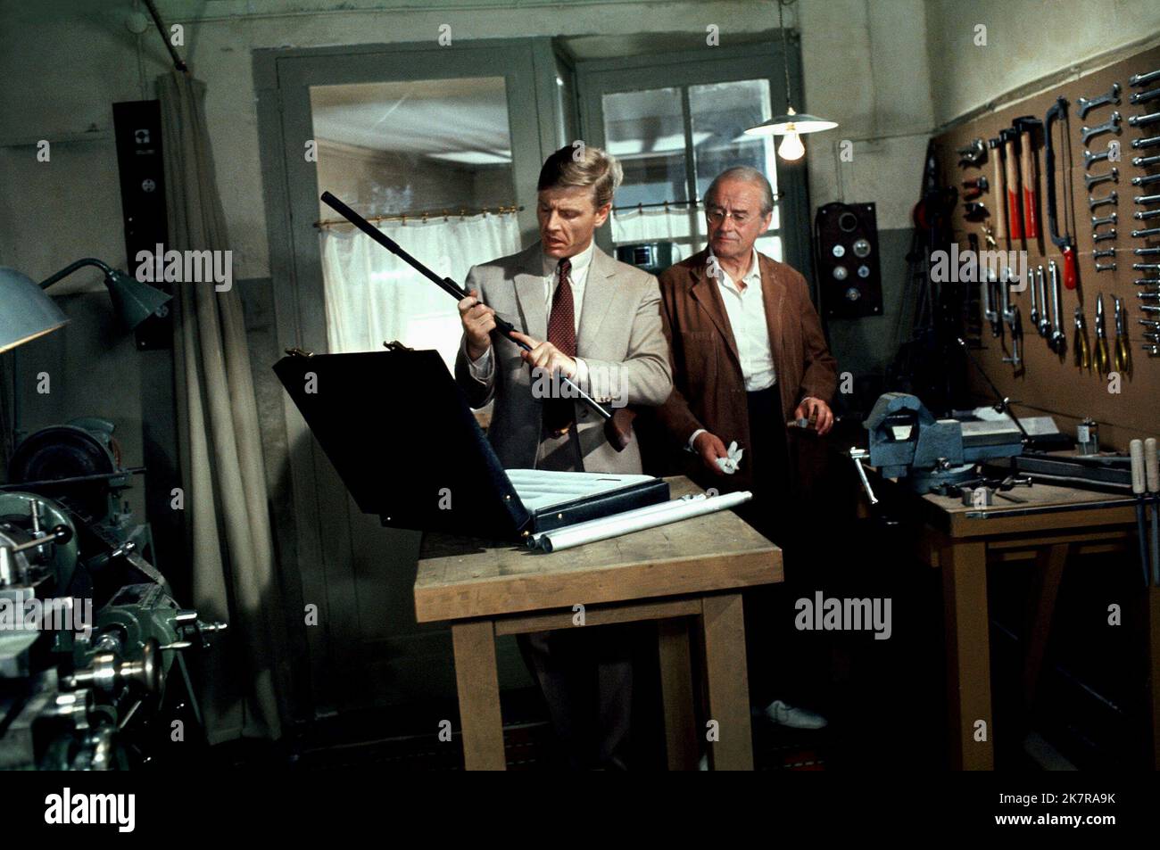 Edward Fox & Cyril Cusack film: The Day of the Jackal (1972) personnages: The Jackal & The Gunsmith Director: Fred Zinnemann 16 mai 1973 **AVERTISSEMENT** cette photographie est à usage éditorial exclusif et est le copyright de MCAUNIVERSAL et/ou le photographe assigné par la Société du film ou de la production et ne peut être reproduite que par des publications dans le cadre de la promotion du film ci-dessus. Un crédit obligatoire pour MCAUNIVERSAL est requis. Le photographe doit également être crédité lorsqu'il est connu. Aucune utilisation commerciale ne peut être accordée sans l'autorisation écrite de la Société du film. Banque D'Images