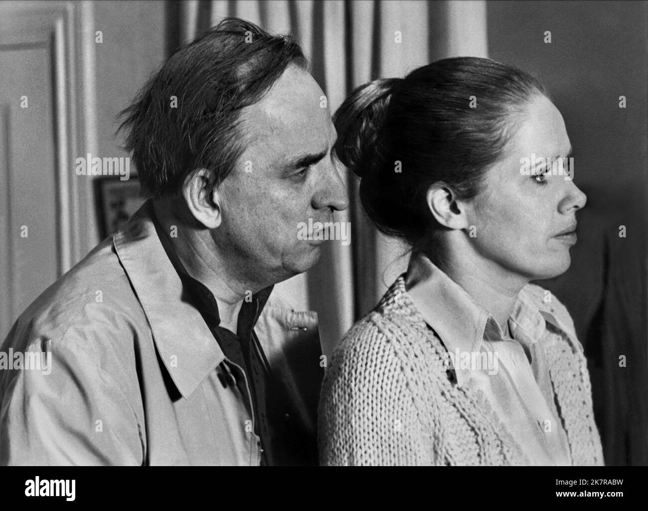 Ingmar Bergman & Liv Ullmann film: Face à face (ANSIKTE mot ANSIKTE) personnages: Et Dr. Jenny Isaksson S/IT 1979, Directeur: Ingmar Bergman 05 avril 1976 **AVERTISSEMENT** cette photographie est à usage éditorial exclusif et est le copyright de PARAMOUNT et/ou le photographe assigné par la Société de film ou de production et ne peut être reproduite que par des publications dans le cadre de la promotion du film ci-dessus. Un crédit obligatoire pour PARAMOUNT est requis. Le photographe doit également être crédité lorsqu'il est connu. Aucune utilisation commerciale ne peut être accordée sans l'autorisation écrite de la Société du film. Banque D'Images