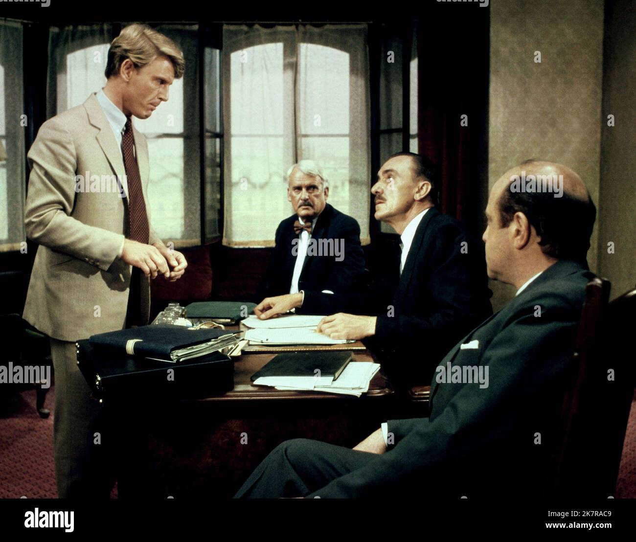 Edward Fox & Eric porter film The Day of the Jackal (1973) personnages : The Jackal & Colonel Rodin réalisateur : Fred Zinnemann 16 mai 1973 **AVERTISSEMENT** cette photographie est à usage éditorial exclusif et est la propriété de MCAUNIVERSAL et/ou du photographe désigné par le film ou la société de production et ne peut être reproduite que par des publications en liaison avec la promotion du film ci-dessus. Un crédit obligatoire à MCAUNIVERSAL est requis. Le photographe doit également être crédité lorsqu'il est connu. Aucune utilisation commerciale ne peut être accordée sans autorisation écrite de The film Company. Banque D'Images