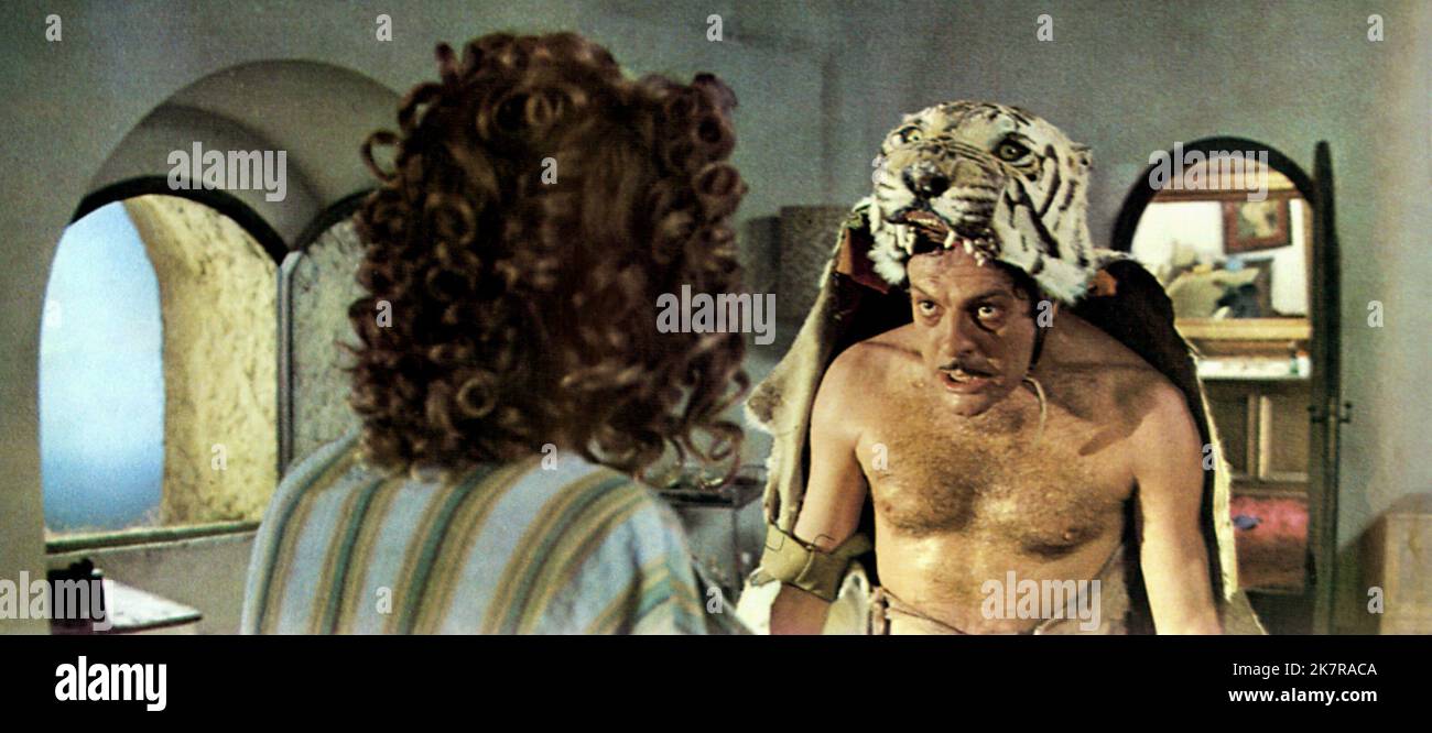 Sydne Rome & Marcello Mastroianni film: Quoi ? (1972) personnages : Nancy et Alex Directeur : Roman Polanski 07 décembre 1972 **AVERTISSEMENT** cette photographie est à usage éditorial exclusif et est le droit d'auteur d'AVCO et/ou du photographe assigné par la Société de film ou de production et ne peut être reproduite que par des publications en conjonction avec la promotion du film ci-dessus. Un crédit obligatoire pour AVCO est requis. Le photographe doit également être crédité lorsqu'il est connu. Aucune utilisation commerciale ne peut être accordée sans l'autorisation écrite de la Société du film. Banque D'Images