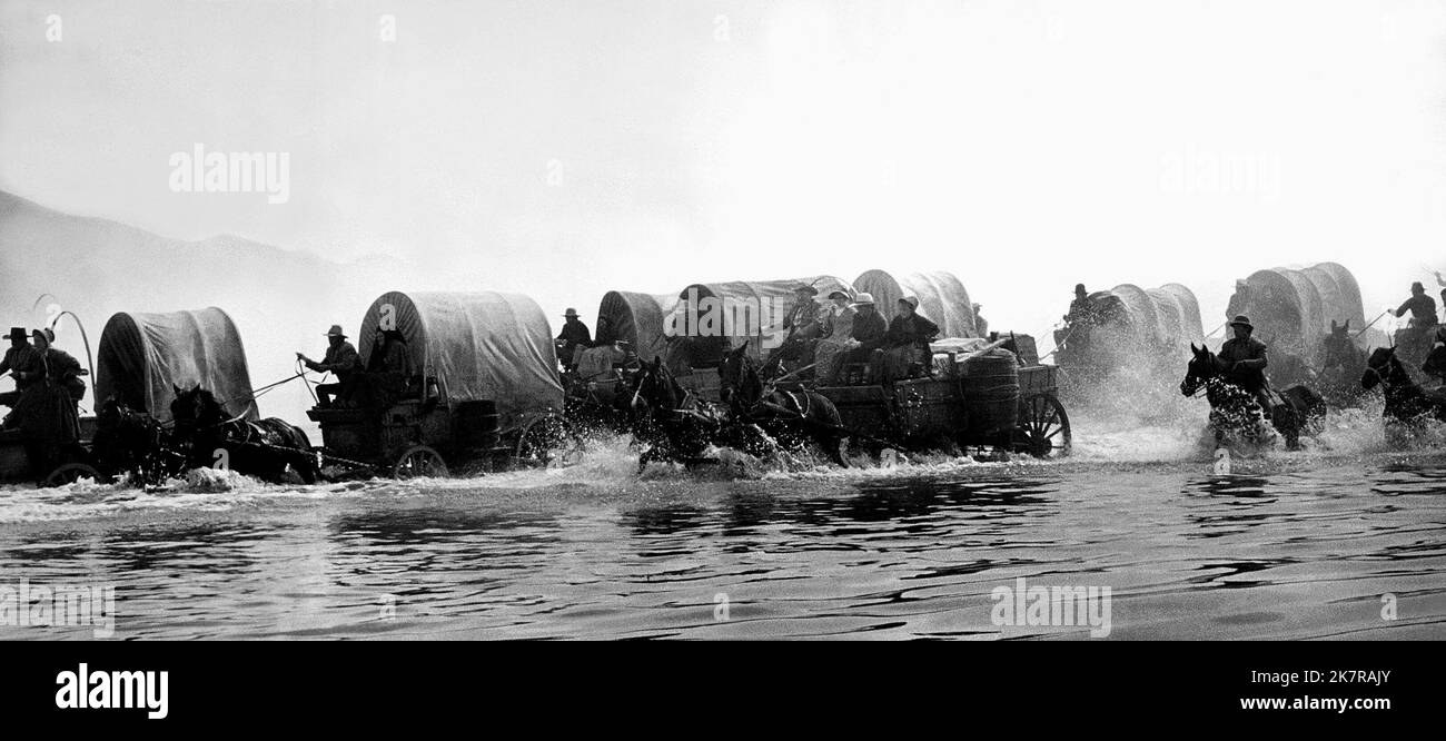 Wagons Cross River film Chisum (1974) réalisateur : Andrew V. Mclaglen 24 juin 1970 **AVERTISSEMENT** cette photographie est destinée à un usage éditorial seulement et est protégée par LES droits d'auteur de WARNER BROS et/ou du photographe désigné par le film ou la société de production et ne peut être reproduite que par des publications dans le cadre de la promotion du film ci-dessus. Un crédit obligatoire à WARNER BROS est requis. Le photographe doit également être crédité lorsqu'il est connu. Aucune utilisation commerciale ne peut être accordée sans autorisation écrite de The film Company. Banque D'Images