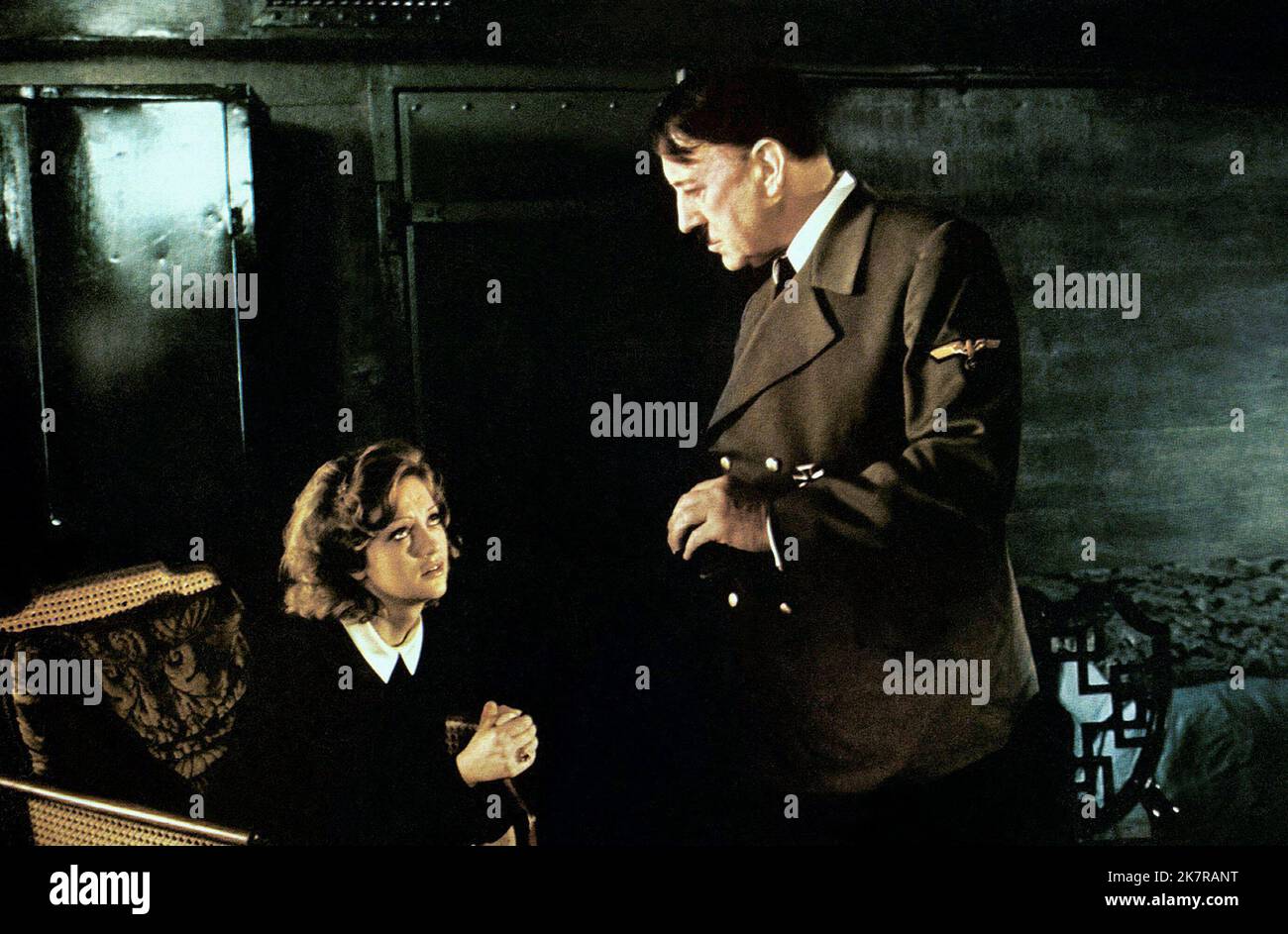 Doris Kunstmann & Alec Guinness film Hitler : The Last Ten Days (1973) personnages : Eva Braun & Adolf Hitler réalisateur : Ennio de Concini 20 avril 1973 **AVERTISSEMENT** cette photographie est destinée à un usage éditorial et est protégée par les droits d'auteur de PARAMOUNT et/ou du photographe attribué par la société de production et ne peut être reproduite que par des publications en liaison avec la promotion du film ci-dessus. Un crédit obligatoire à PARAMOUNT est requis. Le photographe doit également être crédité lorsqu'il est connu. Aucune utilisation commerciale ne peut être accordée sans autorisation écrite de The film Company. Banque D'Images
