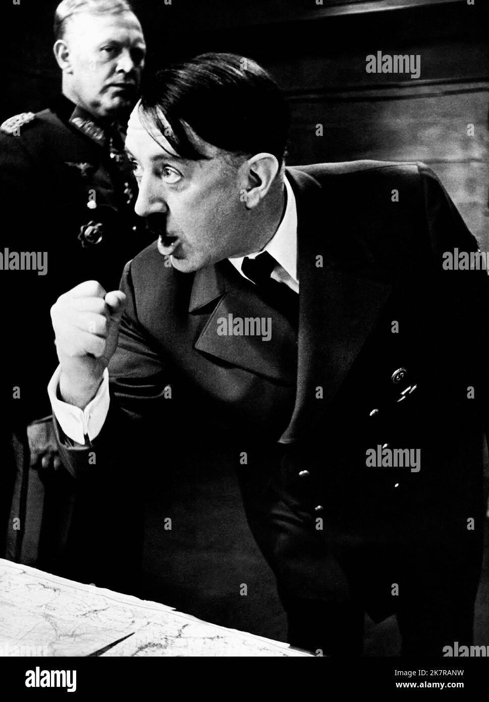 Alec Guinness film Hitler : The Last Ten Days (1973) personnages : Adolf Hitler réalisateur : Ennio de Concini 20 avril 1973 **AVERTISSEMENT** cette photographie est réservée à un usage éditorial et est protégée par les droits d'auteur de PARAMOUNT et/ou du photographe désigné par la société de production et ne peut être reproduite que par des publications en liaison avec la promotion du film ci-dessus. Un crédit obligatoire à PARAMOUNT est requis. Le photographe doit également être crédité lorsqu'il est connu. Aucune utilisation commerciale ne peut être accordée sans autorisation écrite de The film Company. Banque D'Images