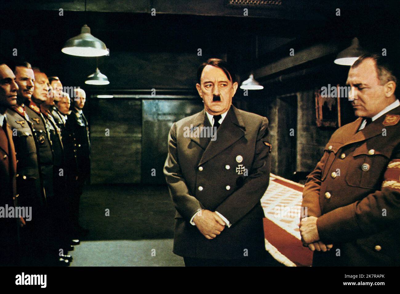 Alec Guinness film Hitler : The Last Ten Days (1973) personnages : Adolf Hitler réalisateur : Ennio de Concini 20 avril 1973 **AVERTISSEMENT** cette photographie est réservée à un usage éditorial et est protégée par les droits d'auteur de PARAMOUNT et/ou du photographe désigné par la société de production et ne peut être reproduite que par des publications en liaison avec la promotion du film ci-dessus. Un crédit obligatoire à PARAMOUNT est requis. Le photographe doit également être crédité lorsqu'il est connu. Aucune utilisation commerciale ne peut être accordée sans autorisation écrite de The film Company. Banque D'Images
