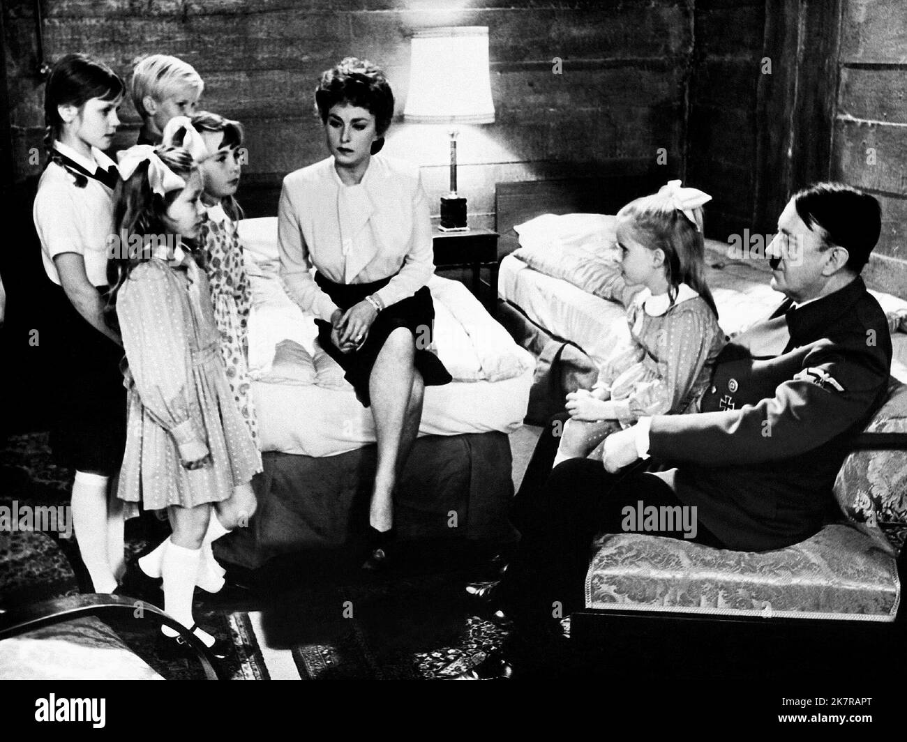 Barbara Jefford & Alec Guinness film Hitler : The Last Ten Days (1973) personnages : Magda Goebbels & Adolf Hitler réalisateur : Ennio de Concini 20 avril 1973 **AVERTISSEMENT** cette photographie est destinée à un usage éditorial et est la propriété de PARAMOUNT et/ou du photographe assigné par la société de production et ne peut être reproduite que par des publications en liaison avec la promotion du film ci-dessus. Un crédit obligatoire à PARAMOUNT est requis. Le photographe doit également être crédité lorsqu'il est connu. Aucune utilisation commerciale ne peut être accordée sans autorisation écrite de The film Company. Banque D'Images