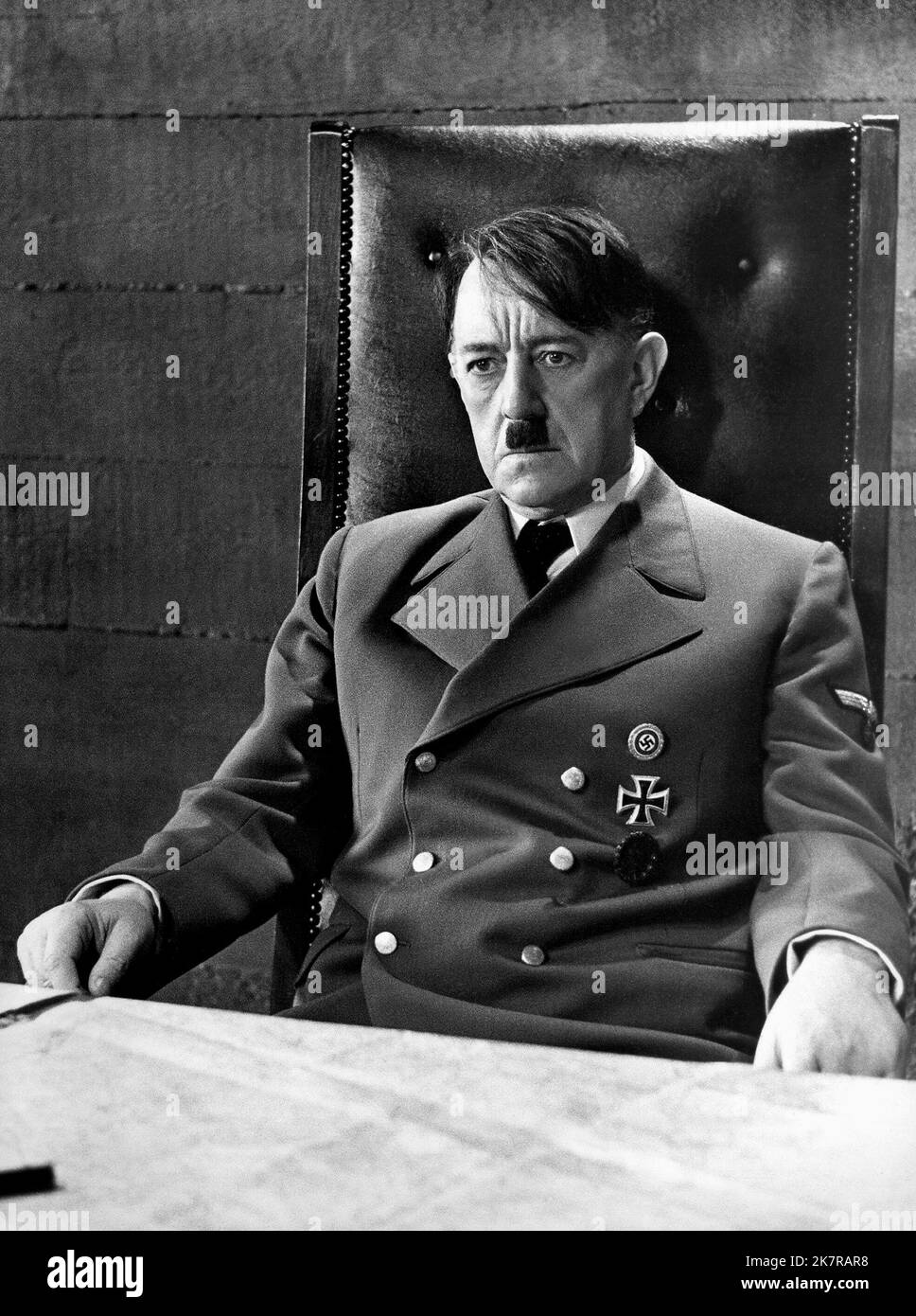 Alec Guinness film Hitler : The Last Ten Days (1973) personnages : Adolf Hitler réalisateur : Ennio de Concini 20 avril 1973 **AVERTISSEMENT** cette photographie est réservée à un usage éditorial et est protégée par les droits d'auteur de PARAMOUNT et/ou du photographe désigné par la société de production et ne peut être reproduite que par des publications en liaison avec la promotion du film ci-dessus. Un crédit obligatoire à PARAMOUNT est requis. Le photographe doit également être crédité lorsqu'il est connu. Aucune utilisation commerciale ne peut être accordée sans autorisation écrite de The film Company. Banque D'Images