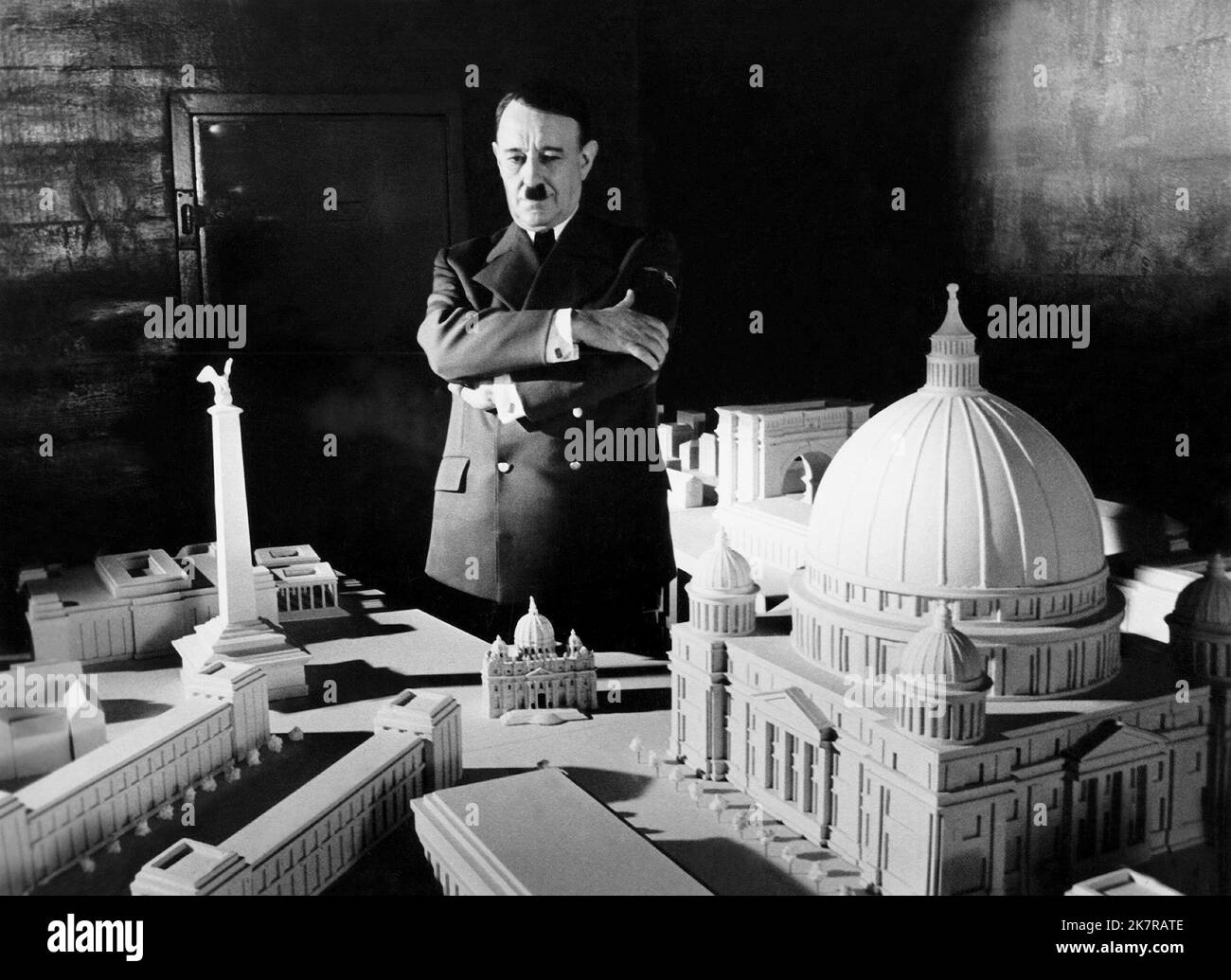 Alec Guinness film Hitler : The Last Ten Days (1973) personnages : Adolf Hitler réalisateur : Ennio de Concini 20 avril 1973 **AVERTISSEMENT** cette photographie est réservée à un usage éditorial et est protégée par les droits d'auteur de PARAMOUNT et/ou du photographe désigné par la société de production et ne peut être reproduite que par des publications en liaison avec la promotion du film ci-dessus. Un crédit obligatoire à PARAMOUNT est requis. Le photographe doit également être crédité lorsqu'il est connu. Aucune utilisation commerciale ne peut être accordée sans autorisation écrite de The film Company. Banque D'Images