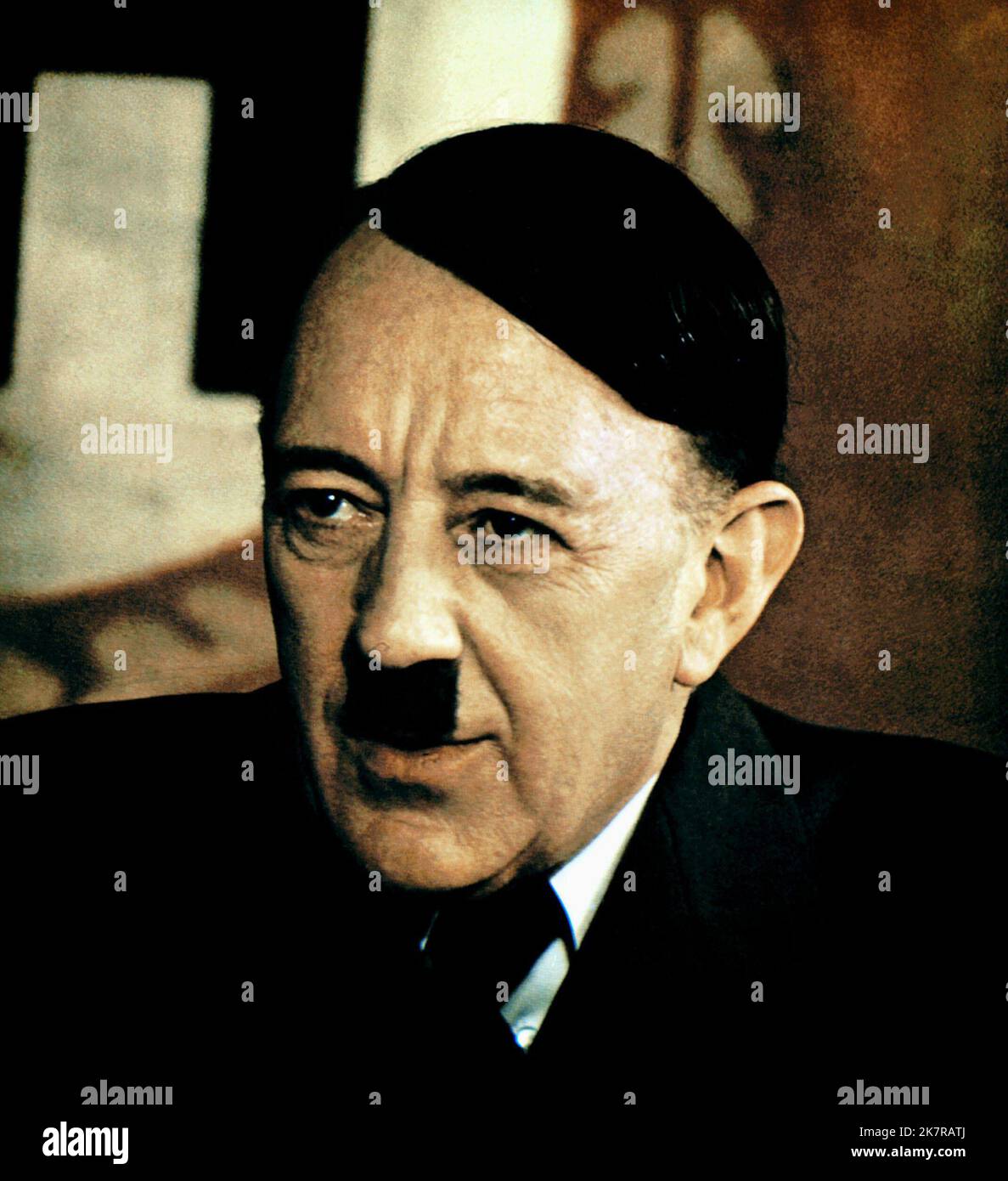 Alec Guinness film Hitler : The Last Ten Days (1973) personnages : Adolf Hitler réalisateur : Ennio de Concini 20 avril 1973 **AVERTISSEMENT** cette photographie est réservée à un usage éditorial et est protégée par les droits d'auteur de PARAMOUNT et/ou du photographe désigné par la société de production et ne peut être reproduite que par des publications en liaison avec la promotion du film ci-dessus. Un crédit obligatoire à PARAMOUNT est requis. Le photographe doit également être crédité lorsqu'il est connu. Aucune utilisation commerciale ne peut être accordée sans autorisation écrite de The film Company. Banque D'Images
