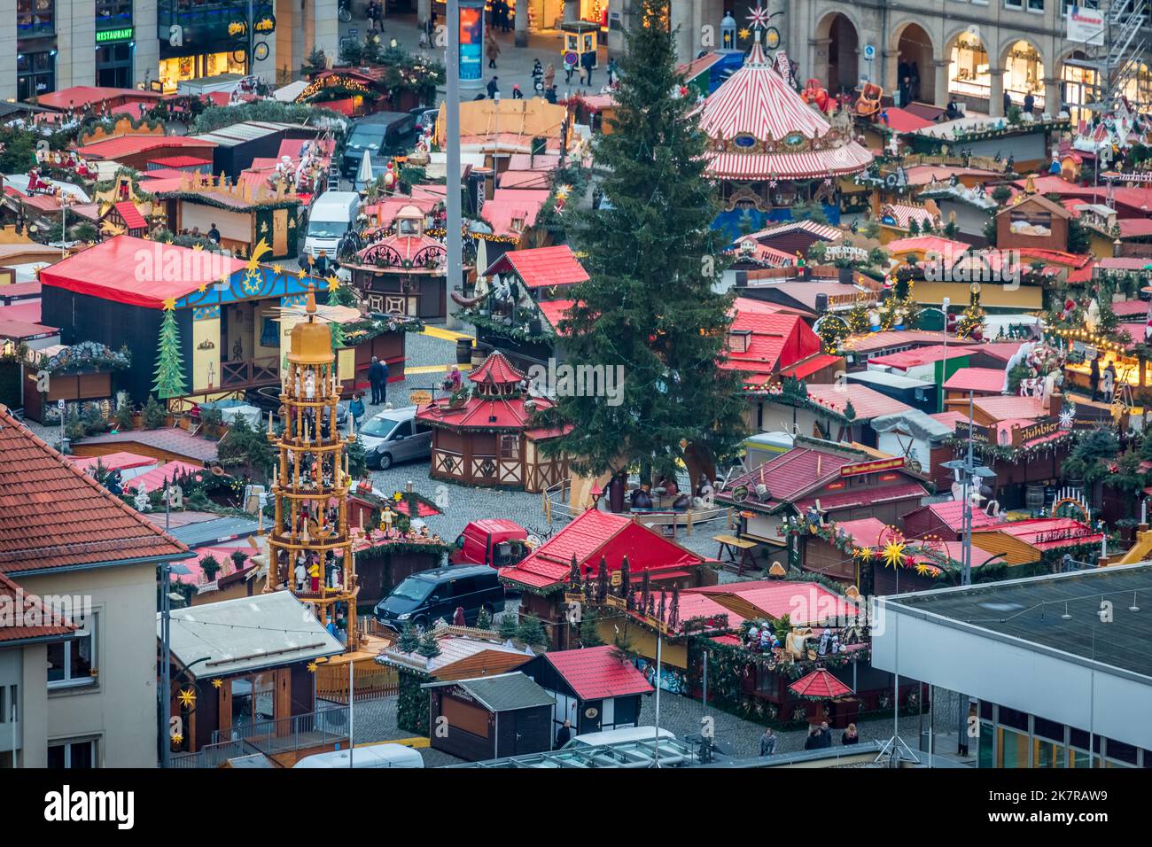 Au-dessus du célèbre marché de Noël de Dresde Striezelmarkt sur la ...