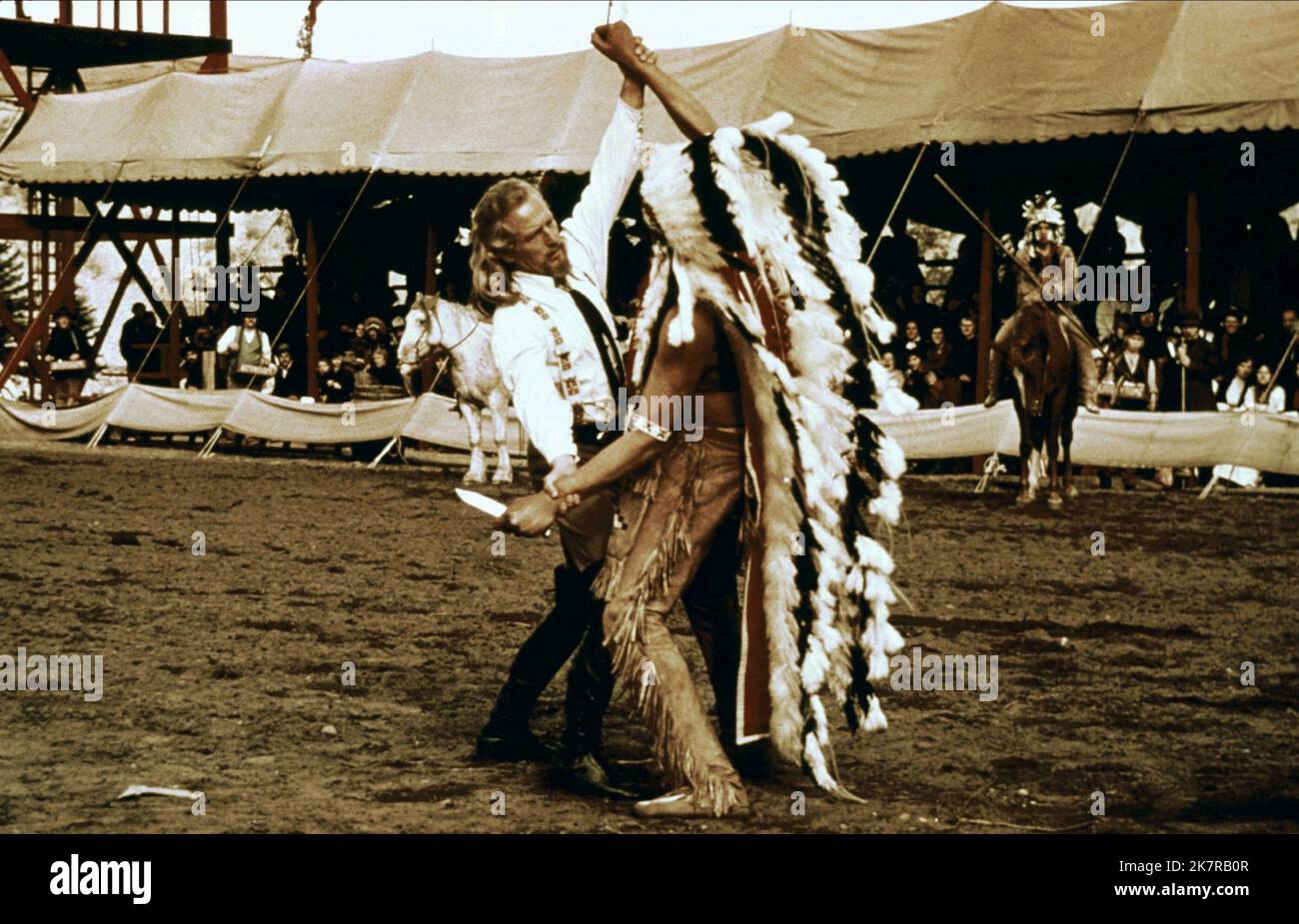 Paul Newman film: Buffalo Bill et les Indiens et ou assis Bull'S History Lesson (USA 1976) personnages: The Star / William F. Cody Directeur: Robert Altman 24 juin 1976 **AVERTISSEMENT** cette photographie est à usage éditorial exclusif et est le droit d'auteur des ARTISTES UNIS et/ou du photographe assigné par la Société de film ou de production et ne peut être reproduite que par des publications dans le cadre de la promotion du film ci-dessus. Un crédit obligatoire pour LES ARTISTES UNIS est requis. Le photographe doit également être crédité lorsqu'il est connu. Aucune utilisation commerciale ne peut être accordée sans l'autorisation écrite du F Banque D'Images