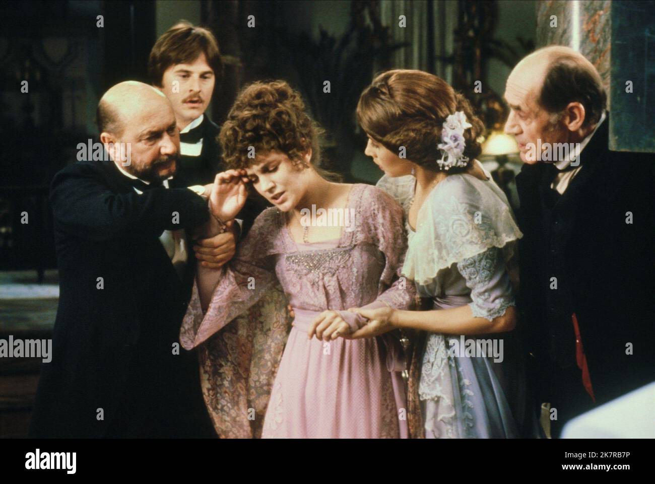 Donald Pleasence, Trevor Eve & Jan Francis film : Dracula (USA/UK 1979) personnages : Dr. Jack Seward, Jonathan Harker & Mina Van Helsing Directeur : John Badham 13 juillet 1979 **AVERTISSEMENT** cette photographie est destinée à un usage éditorial exclusif et est protégée par les droits d'auteur des IMAGES UNIVERSELLES et/ou du photographe attribué par la Société de film ou de production et ne peut être reproduite que par des publications dans le cadre de la promotion du film ci-dessus. Un crédit obligatoire pour LES PHOTOS UNIVERSELLES est requis. Le photographe doit également être crédité lorsqu'il est connu. Aucune utilisation commerciale ne peut être accordée sans autorisation écrite fr Banque D'Images