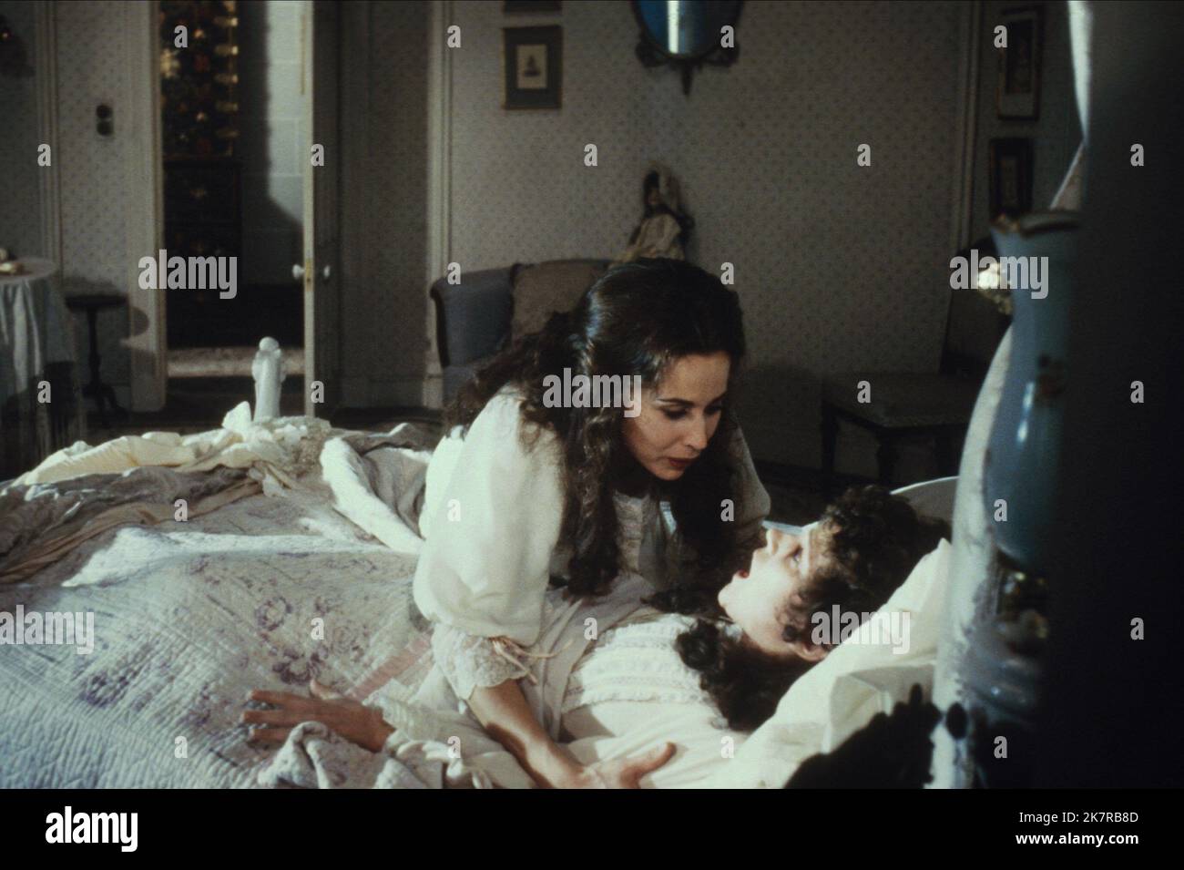 Kate Nelligan & Jan Francis film Dracula (USA/UK 1979) personnages : Lucy Seward & Mina Van Helsing réalisateur : John Badham 13 juillet 1979 **AVERTISSEMENT** cette photographie est réservée à un usage éditorial et est protégée par les droits d'auteur de UNIVERSAL PICTURES et/ou du photographe attribué par la société de production et ne peut être reproduite que par des publications en liaison avec la promotion du film ci-dessus. Un crédit obligatoire pour UNIVERSAL PICTURES est requis. Le photographe doit également être crédité lorsqu'il est connu. Aucune utilisation commerciale ne peut être accordée sans autorisation écrite de The film Company. Banque D'Images