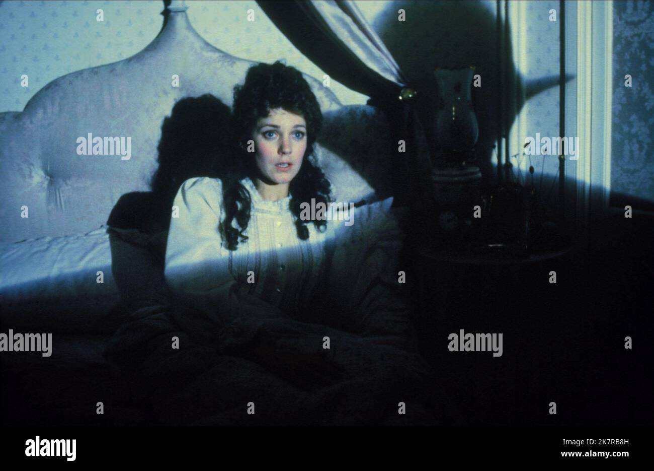 Jan Francis film Dracula (USA/UK 1979) personnages : Mina Van Helsing réalisateur : John Badham 13 juillet 1979 **AVERTISSEMENT** cette photographie est réservée à un usage éditorial et est protégée par les droits d'auteur de UNIVERSAL PICTURES et/ou du photographe désigné par le film ou la société de production et ne peut être reproduite que par des publications dans le cadre de la promotion du film ci-dessus. Un crédit obligatoire pour UNIVERSAL PICTURES est requis. Le photographe doit également être crédité lorsqu'il est connu. Aucune utilisation commerciale ne peut être accordée sans autorisation écrite de The film Company. Banque D'Images