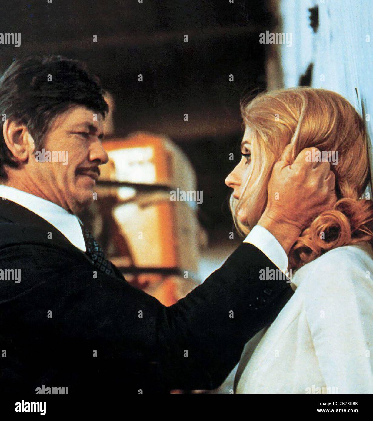 Charles Bronson & Jill Ireland film: Citta Violenta: The Family (1972) personnages: Jeff Heston & Vanessa Shelton Directeur: Sergio Sollima 17 septembre 1970 **AVERTISSEMENT** cette photographie est destinée à un usage éditorial exclusif et est protégée par les droits d'auteur de la Société du film et/ou du photographe attribué par la Société du film ou de la production et ne peut être reproduite que par des publications en conjonction avec la promotion du film ci-dessus. Un crédit obligatoire pour la société de film est requis. Le photographe doit également être crédité lorsqu'il est connu. Aucune utilisation commerciale ne peut être accordée sans l'autorisation écrite de film Comla Banque D'Images