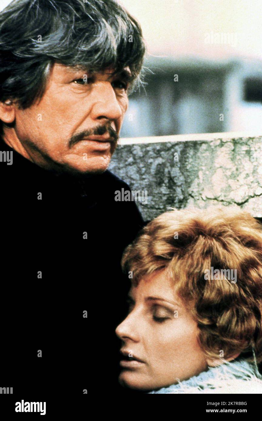 Charles Bronson & Jill Ireland film Love and Bullets (1970) personnages : Charlie Congers & Jackie Pruit réalisateur : Stuart Rosenberg 10 août 1979 **AVERTISSEMENT** cette photographie est à usage éditorial exclusif et est la propriété de The film Company et/ou du photographe assigné par The film or production Company et ne peut être reproduite que par des publications en liaison avec la promotion du film ci-dessus. Un crédit obligatoire à The film Company est requis. Le photographe doit également être crédité lorsqu'il est connu. Aucune utilisation commerciale ne peut être accordée sans autorisation écrite de The film Company. Banque D'Images