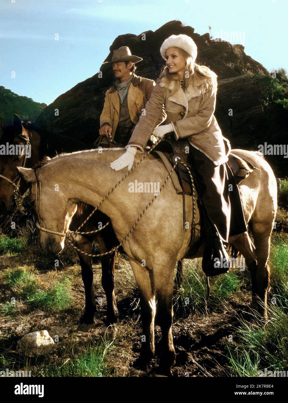 Charles Bronson & Jill Ireland film: Valdez le Halfbreed; Chino (1973) personnages: Chino Valdez & Catherine Directeur: John Stinger; Duilio Coletti 14 septembre 1973 **AVERTISSEMENT** cette photographie est destinée à un usage éditorial exclusif et est protégée par les droits d'auteur d'UNIVERSAL et/ou du photographe attribué par la Société du film ou de la production et ne peut être reproduite que par des publications dans le cadre de la promotion du film ci-dessus. Un crédit obligatoire pour UNIVERSEL est requis. Le photographe doit également être crédité lorsqu'il est connu. Aucune utilisation commerciale ne peut être accordée sans l'autorisation écrite de la Société du film. Banque D'Images