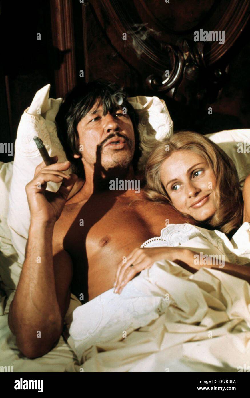 Charles Bronson & Jill Ireland film de midi à trois (1970) personnages : Graham & Amanda réalisateur : Frank D. Gilroy 18 décembre 1970 **AVERTISSEMENT** cette photographie est à usage éditorial exclusif et est la propriété de The film Company et/ou du photographe désigné par The film or production Company et ne peut être reproduite que par des publications en liaison avec la promotion du film ci-dessus. Un crédit obligatoire à The film Company est requis. Le photographe doit également être crédité lorsqu'il est connu. Aucune utilisation commerciale ne peut être accordée sans autorisation écrite de The film Company. Banque D'Images