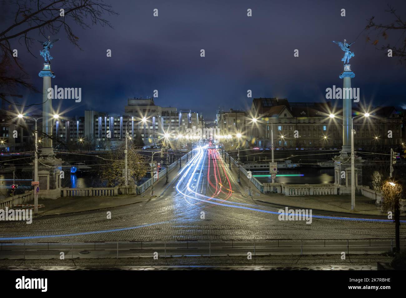 Pont Cechuv et rue Parizska illuminés la nuit, Prague médiévale, Tchèque Banque D'Images