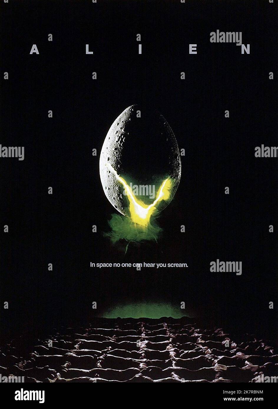Film Poster film Alien (USA/UK 1979) réalisateur : Ridley Scott 25 mai 1979 **AVERTISSEMENT** cette photographie est à usage éditorial exclusif et est protégée par les droits d'auteur de 20TH CENTURY FOX et/ou du photographe désigné par The film or production Company et ne peut être reproduite que par des publications dans le cadre de la promotion du film ci-dessus. Un crédit obligatoire pour 20TH CENTURY FOX est requis. Le photographe doit également être crédité lorsqu'il est connu. Aucune utilisation commerciale ne peut être accordée sans autorisation écrite de The film Company. Banque D'Images