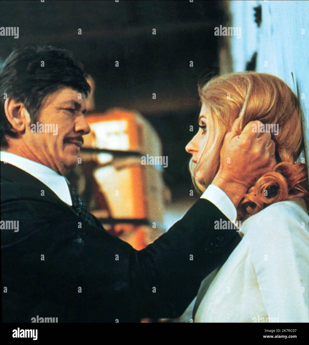 Charles Bronson & Jill Ireland film violent City ; Citta Violenta (1971) personnages : Jeff Heston, Vanessa Sheldon réalisateur : Sergio Sollima 17 septembre 1970 **AVERTISSEMENT** cette photographie est à usage éditorial exclusif et est la propriété de FONO ROMA et/ou du photographe assigné par la société de production et ne peut être reproduite que par des publications en liaison avec la promotion du film ci-dessus. Un crédit obligatoire pour FONO ROMA est requis. Le photographe doit également être crédité lorsqu'il est connu. Aucune utilisation commerciale ne peut être accordée sans autorisation écrite de The film Company. Banque D'Images