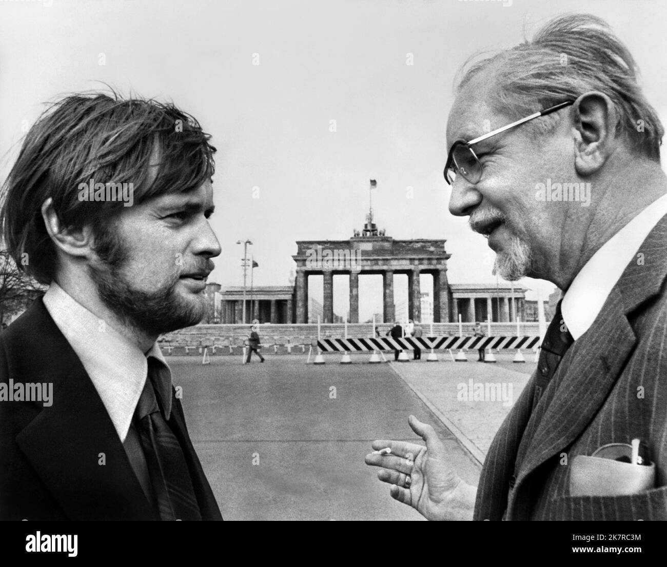 David McCallum & Helmut Kautner film Hauser'S Memory (1970) réalisateur : Peter Chelsom 24 novembre 1970 **AVERTISSEMENT** cette photographie est réservée à un usage éditorial et est protégée par les droits d'auteur d'UNIVERSAL et/ou du photographe désigné par la société de production et ne peut être reproduite que par des publications en liaison avec la promotion du film ci-dessus. Un crédit obligatoire pour UNIVERSAL est requis. Le photographe doit également être crédité lorsqu'il est connu. Aucune utilisation commerciale ne peut être accordée sans autorisation écrite de The film Company. Banque D'Images