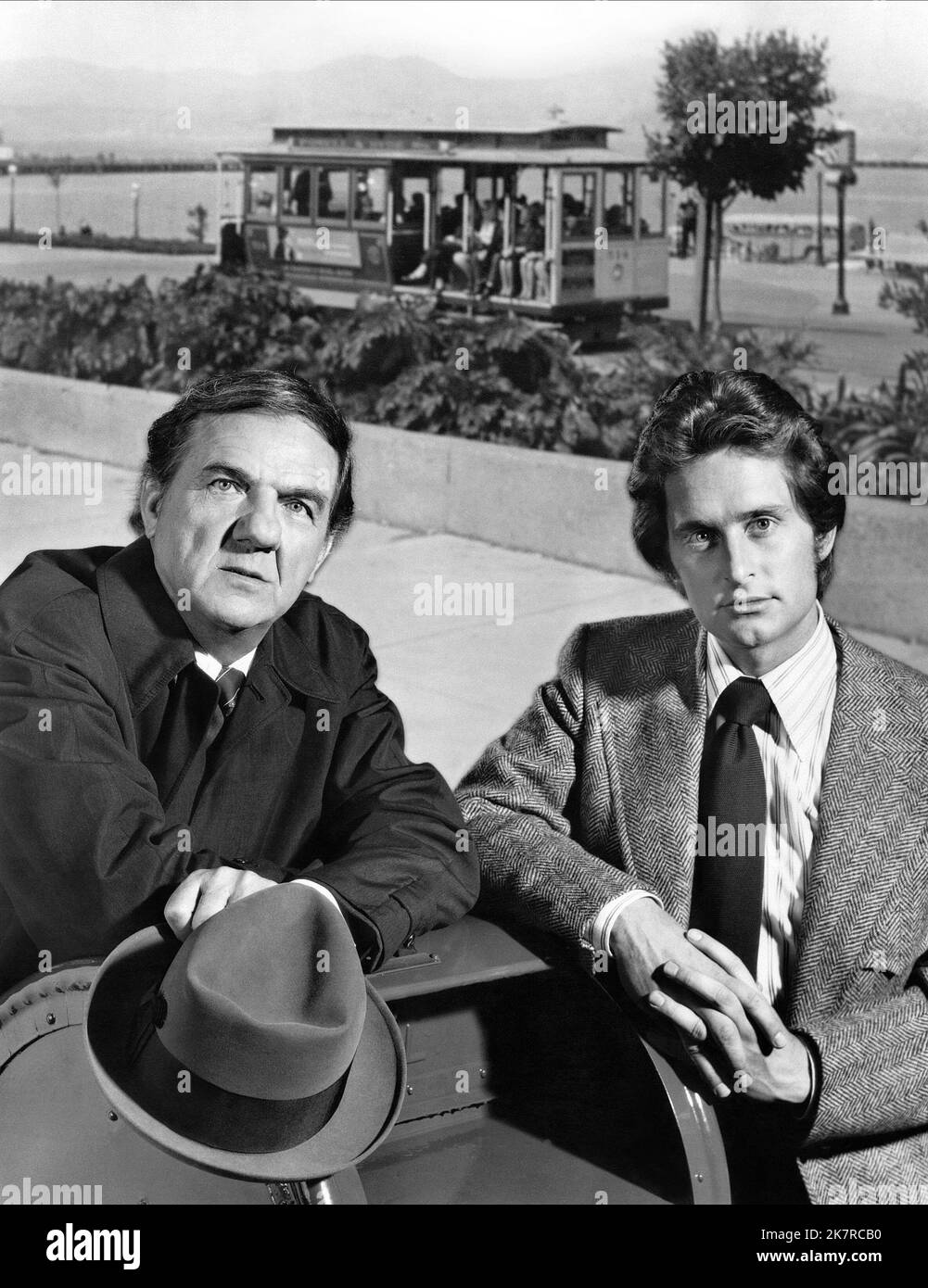 Karl Malden & Michael Douglas Television: The Streets of San Francisco (1972) personnages: Détective Lt. Mike Stone, inspecteur Steve Keller Directeur: Corey Allen 16 septembre 1972 **AVERTISSEMENT** cette photographie est à usage éditorial exclusif et est le copyright de WARNER BROS et/ou le photographe assigné par la Société de film ou de production et ne peut être reproduite que par des publications dans le cadre de la promotion du film ci-dessus. Un crédit obligatoire pour WARNER BROS est requis. Le photographe doit également être crédité lorsqu'il est connu. Aucune utilisation commerciale ne peut être accordée sans l'autorisation écrite de t Banque D'Images