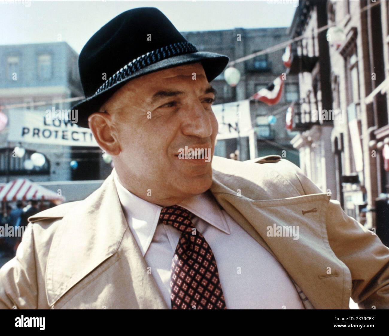 Telly Savalas Television : Kojak (TV-Serie) personnages : Lt. Theo Kojak USA 1973-1978, 24 octobre 1973 **AVERTISSEMENT** cette photographie est réservée à un usage éditorial et est protégée par les droits d'auteur de CBS et/ou du photographe désigné par The film or production Company et ne peut être reproduite que par des publications en liaison avec la promotion du film ci-dessus. Un crédit obligatoire à CBS est requis. Le photographe doit également être crédité lorsqu'il est connu. Aucune utilisation commerciale ne peut être accordée sans autorisation écrite de The film Company. Banque D'Images Telly Savalas Television : Kojak (TV-Serie) personnages : Lt. Theo Kojak USA 1973-1978, 24 octobre 1973 **AVERTISSEMENT** cette photographie est réservée à un usage éditorial et est protégée par les droits d'auteur de CBS et/ou du photographe désigné par The film or production Company et ne peut être reproduite que par des publications en liaison avec la promotion du film ci-dessus. Un crédit obligatoire à CBS est requis. Le photographe doit également être crédité lorsqu'il est connu. Aucune utilisation commerciale ne peut être accordée sans autorisation écrite de The film Company. Banque D'Images