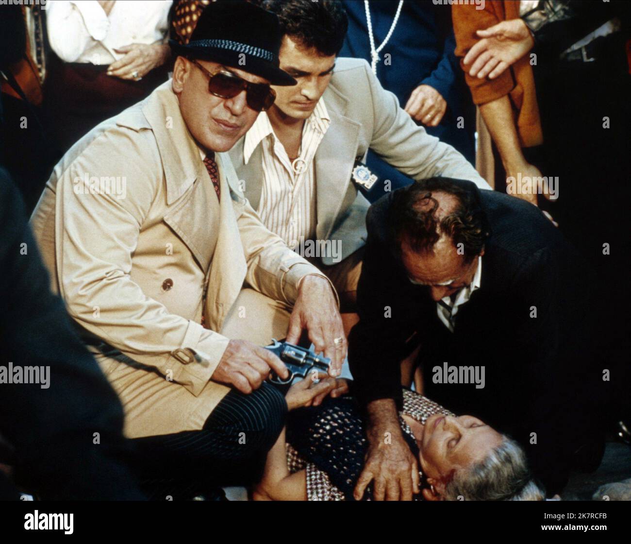 Telly Savalas Television : Kojak (TV-Serie) personnages : Lt. Theo Kojak USA 1973-1978, 24 octobre 1973 **AVERTISSEMENT** cette photographie est réservée à un usage éditorial et est protégée par les droits d'auteur de CBS et/ou du photographe désigné par The film or production Company et ne peut être reproduite que par des publications en liaison avec la promotion du film ci-dessus. Un crédit obligatoire à CBS est requis. Le photographe doit également être crédité lorsqu'il est connu. Aucune utilisation commerciale ne peut être accordée sans autorisation écrite de The film Company. Banque D'Images Telly Savalas Television : Kojak (TV-Serie) personnages : Lt. Theo Kojak USA 1973-1978, 24 octobre 1973 **AVERTISSEMENT** cette photographie est réservée à un usage éditorial et est protégée par les droits d'auteur de CBS et/ou du photographe désigné par The film or production Company et ne peut être reproduite que par des publications en liaison avec la promotion du film ci-dessus. Un crédit obligatoire à CBS est requis. Le photographe doit également être crédité lorsqu'il est connu. Aucune utilisation commerciale ne peut être accordée sans autorisation écrite de The film Company. Banque D'Images