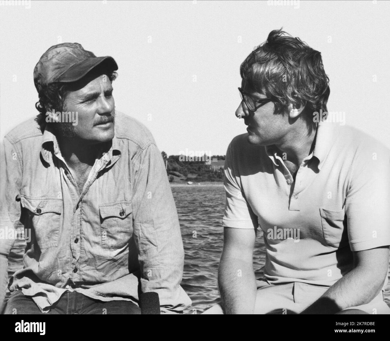 Robert Shaw & Peter Benchley film Jaws (USA 1975) réalisateur : Steven Spielberg 20 juin 1975 **AVERTISSEMENT** cette photographie est réservée à un usage éditorial et est protégée par les droits d'auteur d'UNIVERSAL et/ou du photographe désigné par le film ou la société de production et ne peut être reproduite que par des publications dans le cadre de la promotion du film ci-dessus. Un crédit obligatoire pour UNIVERSAL est requis. Le photographe doit également être crédité lorsqu'il est connu. Aucune utilisation commerciale ne peut être accordée sans autorisation écrite de The film Company. Banque D'Images
