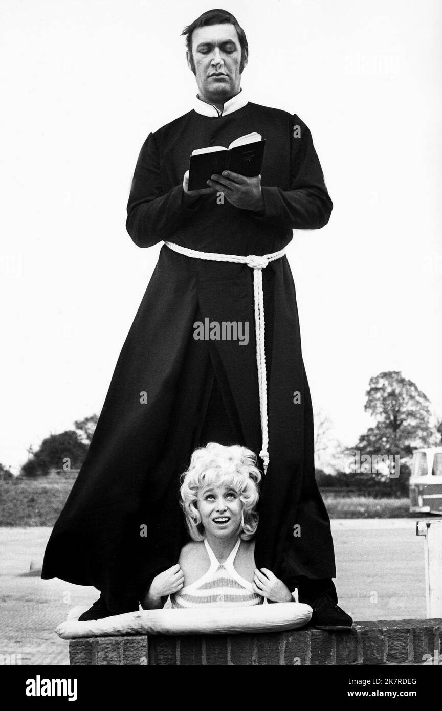 Bernard Bresslaw & Barbara Windsor film: On Abroad (UK 1972) personnages: Frère Bernard & Sadie Tomkins Directeur: Gerald Thomas 15 décembre 1972 **AVERTISSEMENT** cette photographie est destinée à un usage éditorial exclusif et est le droit d'auteur de L'ORGANISATION DE RANG et/ou du photographe assigné par la Société de film ou de production et ne peut être reproduite que par des publications dans le cadre de la promotion du film ci-dessus. Un crédit obligatoire pour L'ORGANISATION DE RANG est requis. Le photographe doit également être crédité lorsqu'il est connu. Aucune utilisation commerciale ne peut être accordée sans l'autorisation écrite du film Banque D'Images