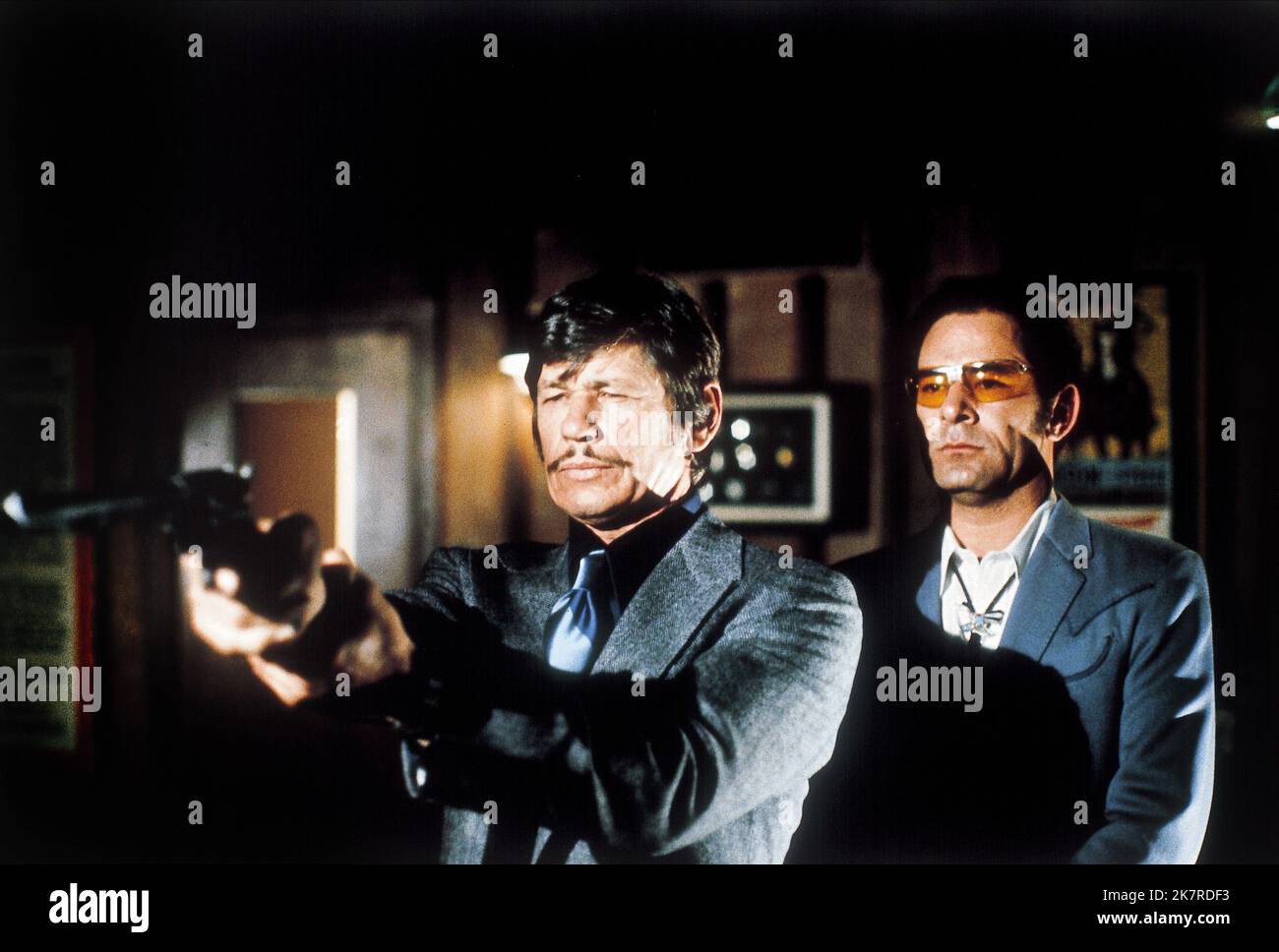 Charles Bronson & Stuart Margolin film Death Wish (USA 1974) personnages : Paul Kersey, Ames Jainchill réalisateur : Michael Winner 24 juillet 1974 **AVERTISSEMENT** cette photographie est réservée à un usage éditorial et est protégée par les droits d'auteur de PARAMOUNT et/ou du photographe désigné par la société de production et ne peut être reproduite que par des publications en liaison avec la promotion du film ci-dessus. Un crédit obligatoire à PARAMOUNT est requis. Le photographe doit également être crédité lorsqu'il est connu. Aucune utilisation commerciale ne peut être accordée sans autorisation écrite de The film Company. Banque D'Images