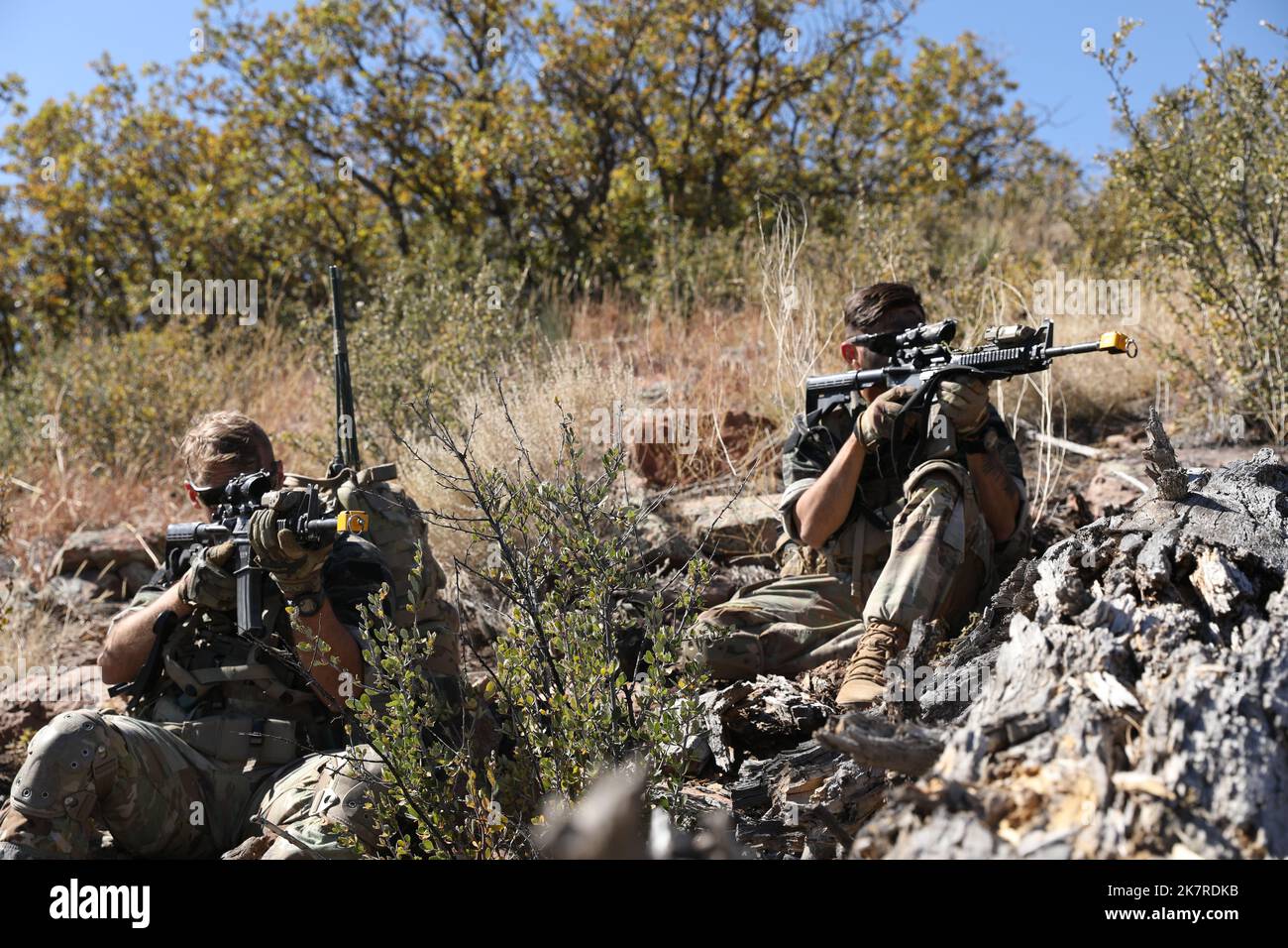 Le Sgt Dennis Sandoval et le Sgt Corey Cartrette, scouts de cavalerie du 3rd Escadron, 61st Cavalry Regiment, 2nd Stryker Brigade combat Team, quatrième Division d'infanterie observez l'ennemi pendant un exercice sur le terrain, 14 octobre 2022, à fort Carson, Colorado. Les scouts ont observé des zones de sommeil, des configurations de véhicules, des mouvements de personnel et plus encore pendant la reconnaissance. (É.-U. Photo de l'armée par le Sgt Willis Hobbs) Banque D'Images