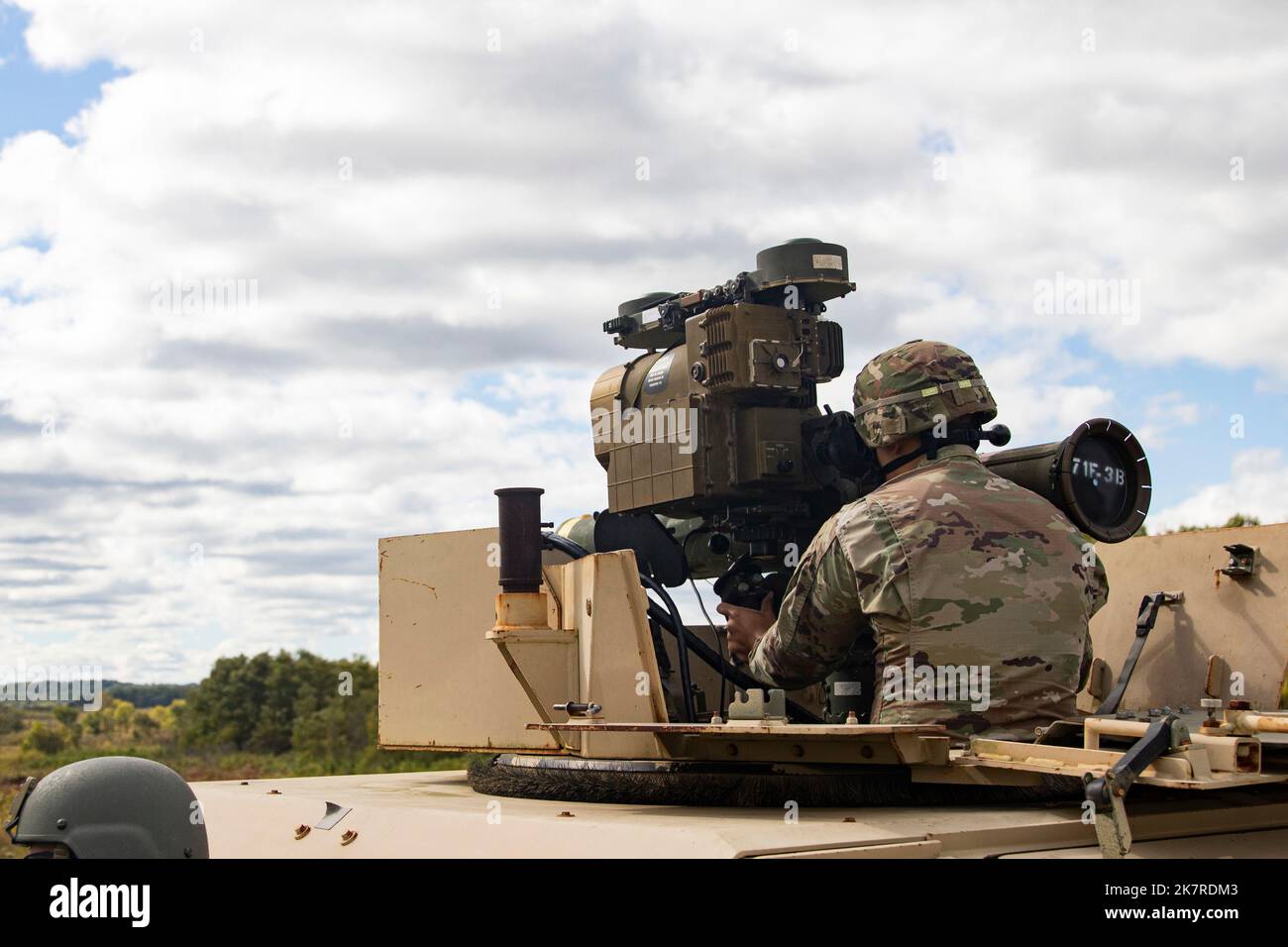 Soldat du 1st Bataillon 151st infanterie Regiment, trouve sa cible lors de son entraînement sur le système DE MISSILES DE REMORQUAGE, avec compagnie D, 1st Bataillon, 151st infanterie Regiment, au Camp Atterbury, Indiana, le jeudi 29 septembre 2022. Banque D'Images